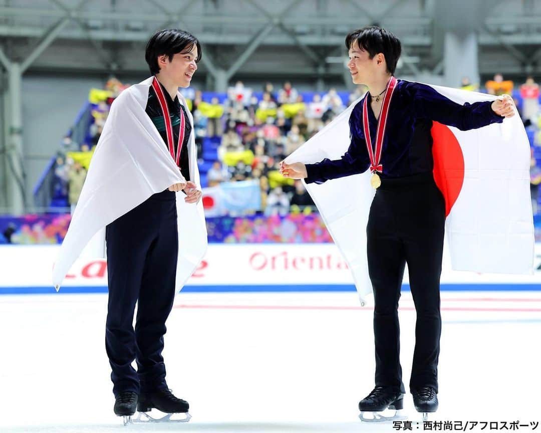 日本オリンピック委員会のインスタグラム：「NICE SHOT📸ˎˊ˗  #フィギュアスケート グランプリシリーズ NHK杯より⛸️  W表彰台に輝いた #鍵山優真 選手& #宇野昌磨 選手の素敵な表情をお届け！  #TEAMJAPAN #がんばれニッポン」