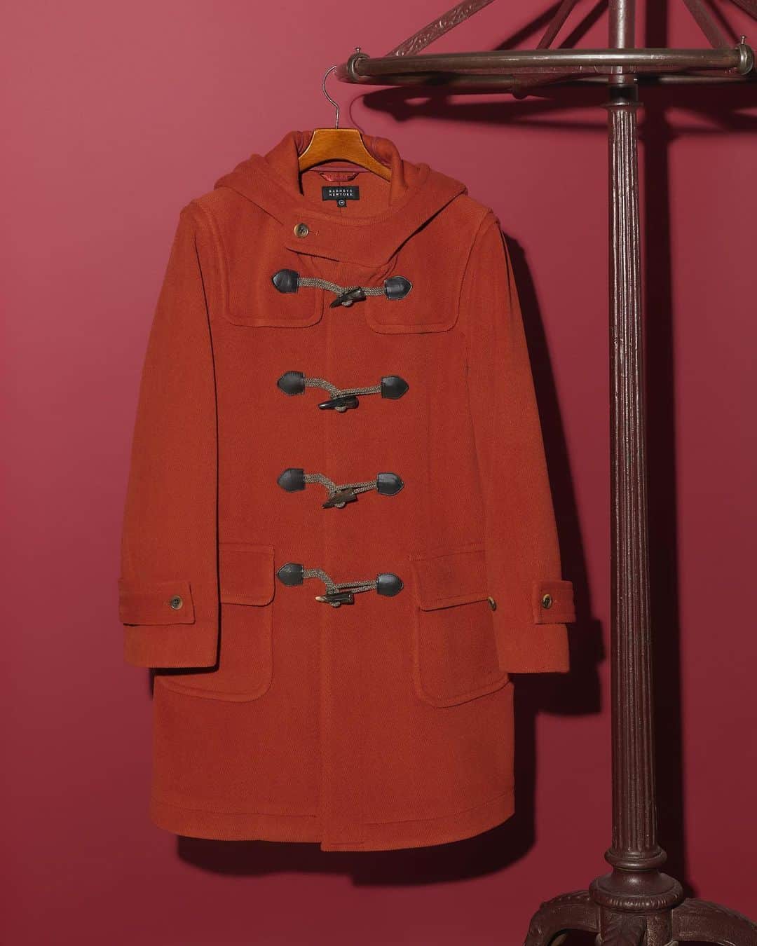 BARNEYS NEW YORKのインスタグラム：「冬の上品なカジュアルスタイルにおすすめなのが、＜バーニーズ　ニューヨーク＞オリジナルコレクションのダッフルコート。ダブルフェイスのメルトン生地を使用したことで、重厚感ある見た目はそのままに、軽い着心地に仕上げています。ベーシックカラーに加え、落ち着いたオレンジカラーもご用意。大人の着こなしをシックに彩ります。  #ダッフルコート #コート #アウターウェア #23fw #メルトン生地 #バーニーズニューヨーク #coat #outerwear #fashion #barneysnewyork」