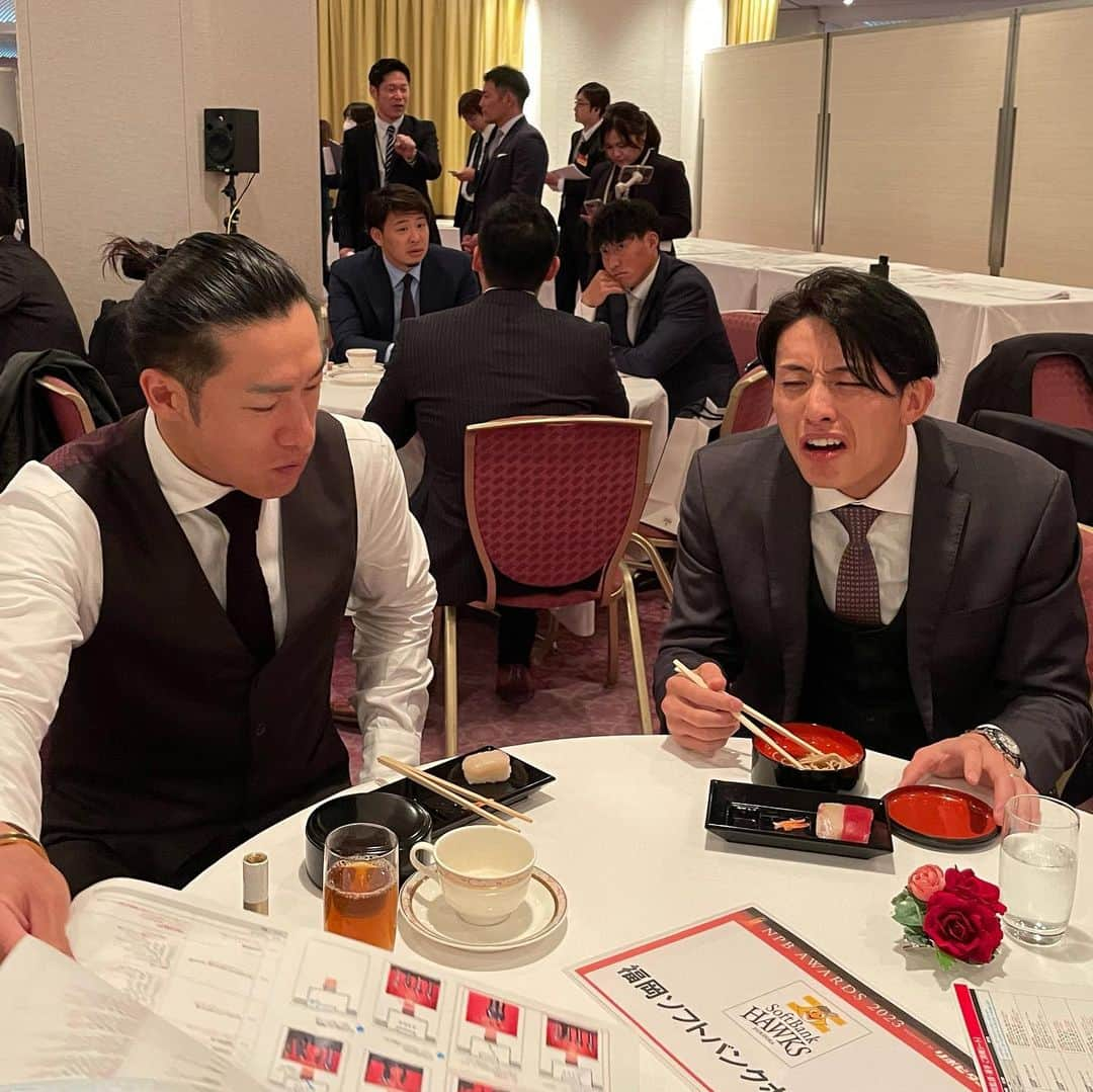 福岡ソフトバンクホークスさんのインスタグラム写真 - (福岡ソフトバンクホークスInstagram)「#npbawards2023 #柳田悠岐 #周東佑京 #わさび効きすぎのご様子 #2023年11月28日 #softbankhawks #ホークス #sbhawks」11月28日 17時15分 - softbankhawks_official