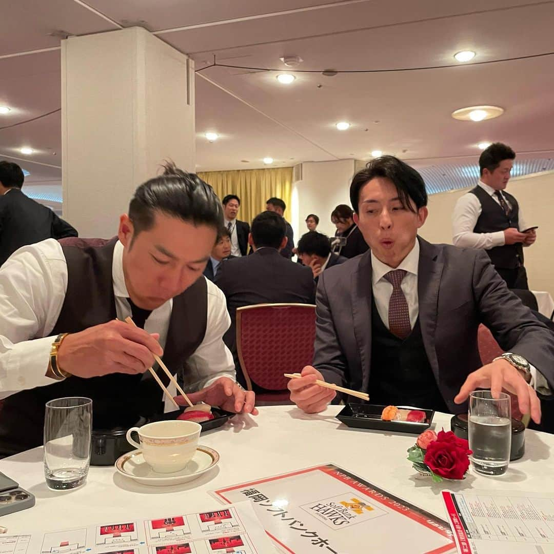 福岡ソフトバンクホークスさんのインスタグラム写真 - (福岡ソフトバンクホークスInstagram)「#npbawards2023 #柳田悠岐 #周東佑京 #わさび効きすぎのご様子 #2023年11月28日 #softbankhawks #ホークス #sbhawks」11月28日 17時15分 - softbankhawks_official