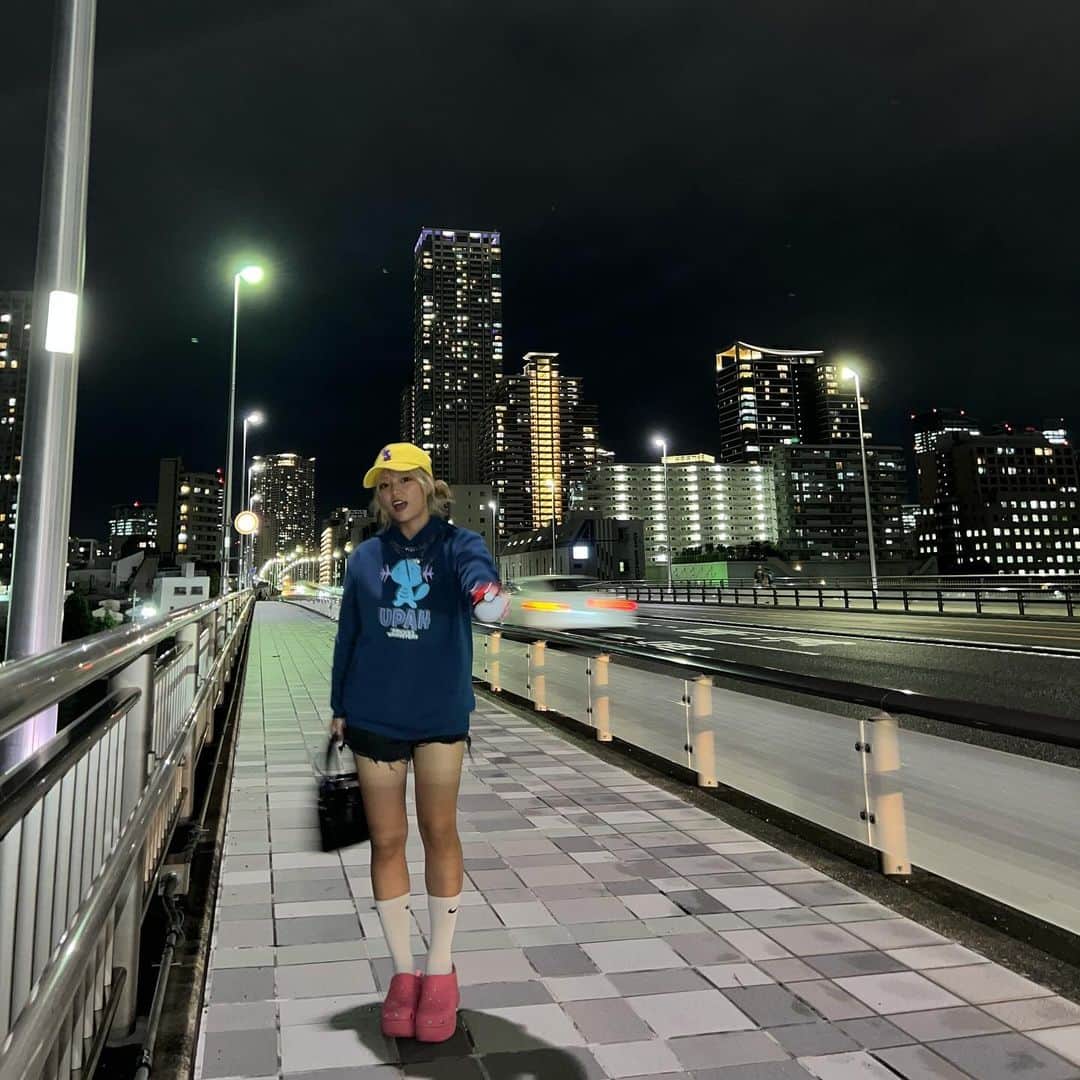 湯上響花のインスタグラム：「コーデに色は3色以上入れたい( ᵒ̴̶̷̤‧̫ ᵒ̴̶̷̤ )🩷 🧢 ロスお土産♡ ネックレス @srrybabe.jp  👕 ドンキ☆ 👖 @alexanderwangny  👟 @crocsjp  👜 @balenciaga」