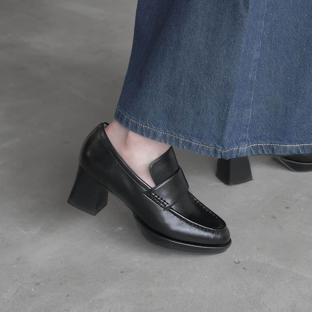 Daniella&GEMMAさんのインスタグラム写真 - (Daniella&GEMMAInstagram)「⁡ - Daniella & GEMMA 2023 Fall & Winter Collection  Heel Loafers No.GE23402_Black .Yellow  ■ONLINE STORE danigemma.com  ■店舗リスト 渋谷ヒカリエ3F 伊勢丹新宿店2F そごう横浜店B1F 京都高島屋2F  -  #daniellaandgemma#danigemma#shoes#fall#winter#collection#ダニエラアンドジェマ#ダニジェマ#秋#冬#コレクション」11月30日 18時25分 - daniella_and_gemma