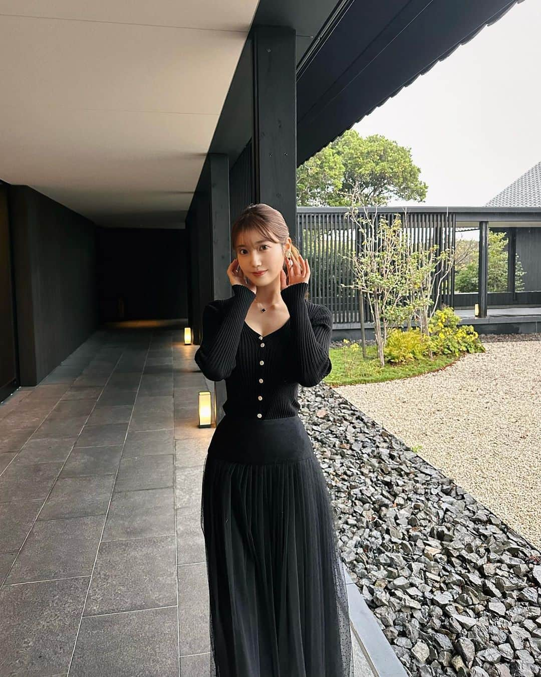 あべなつきのインスタグラム：「ブラックコーデ🖤🥀  @dior のチュールスカートおきにいり〜！ 久しぶりのポニーテール🐴🖤  休日は自然の中にいきたくなる🌿  #チュールスカート #ブラックコーデ」