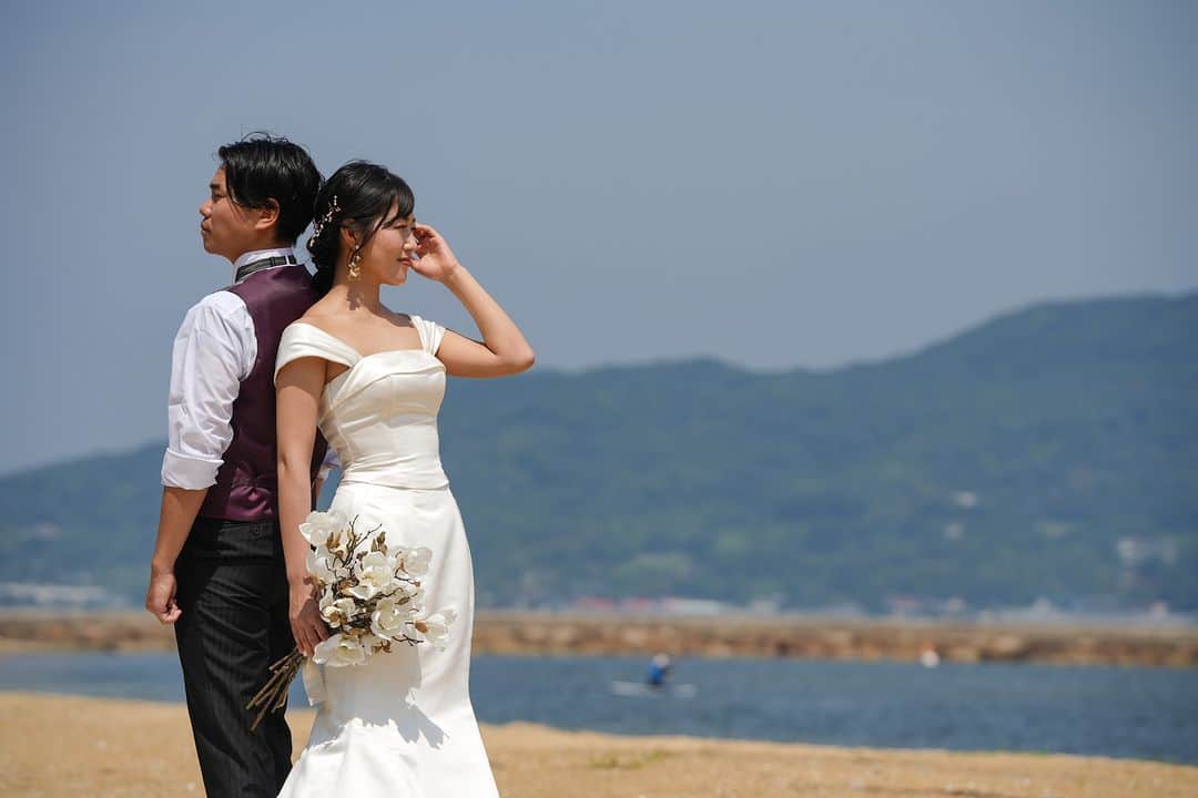 ラヴィ•ファクトリーのインスタグラム：「【写真で叶える結婚式】 . 雄大な海のロケーションを 独り占めにしたウェディングフォト📷✨  おふたりの笑顔溢れる瞬間を 一瞬も取り逃すことがないように* . —————— ラヴィファクトリー:@fukuoka_laviephotography Photographer: @kaoru.y_photography AREA:JAPAN,FUKUOKA —————— @laviefactoryをフォローして #laviefactory #ラヴィファクトリー のハッシュタグをつけて お写真を投稿してみてくださいね* . こちらの公式IG（@laviefactory） で取り上げさせていただきます✨ . 思わず笑顔になれるハートのある 「家族写真」はラヴィクルール* >>>@laviecouleur_official . #wedding #weddingphotography #photo #ハートのある写真 #instawedding #結婚写真 #ウェディング #ウェディングフォト #撮影指示書 #ロケーションフォト #前撮り #写真好きな人と繋がりたい #フォトウェディング #卒花 #後撮り #ウェディングニュース #前撮り小物 #前撮りフォト #前撮りアイテム #ウェディング撮影 #撮影構図 #前撮りアイディア #撮影指示書 #花嫁コーディネート #花嫁コーデ #洋装ロケフォト #洋装 #おしゃれ花嫁」