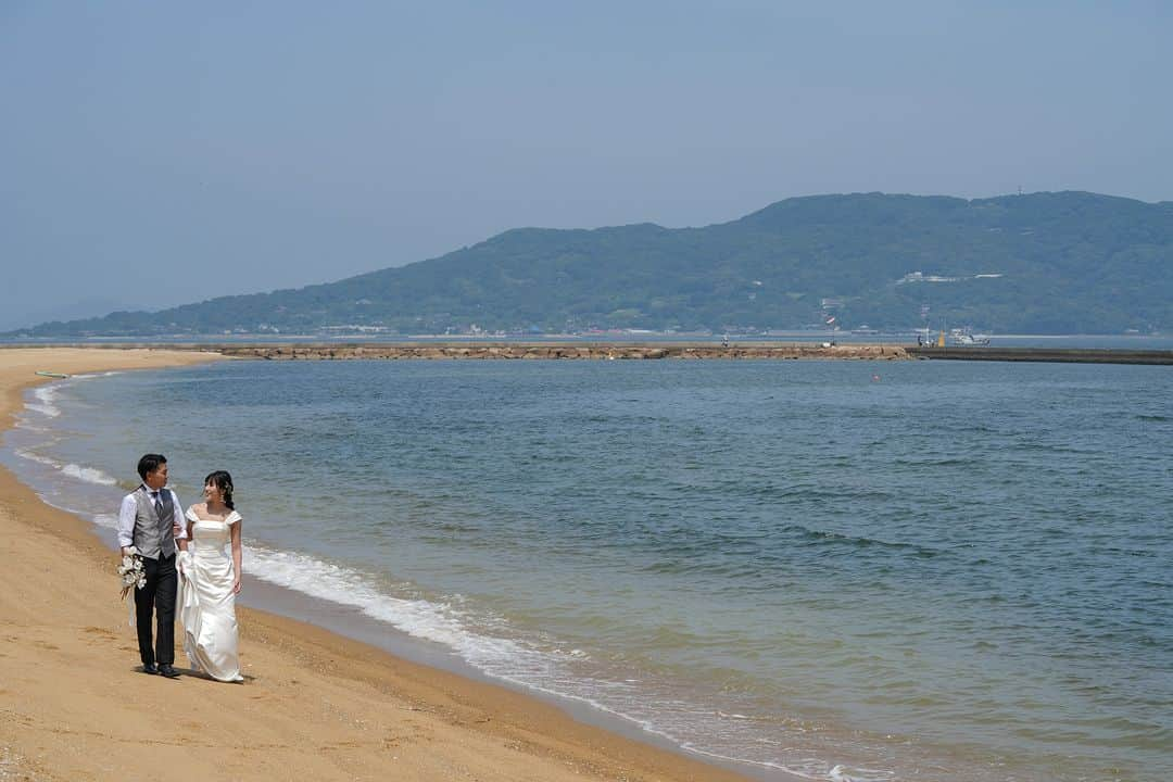 ラヴィ•ファクトリーさんのインスタグラム写真 - (ラヴィ•ファクトリーInstagram)「【写真で叶える結婚式】 . 雄大な海のロケーションを 独り占めにしたウェディングフォト📷✨  おふたりの笑顔溢れる瞬間を 一瞬も取り逃すことがないように* . —————— ラヴィファクトリー:@fukuoka_laviephotography Photographer: @kaoru.y_photography AREA:JAPAN,FUKUOKA —————— @laviefactoryをフォローして #laviefactory #ラヴィファクトリー のハッシュタグをつけて お写真を投稿してみてくださいね* . こちらの公式IG（@laviefactory） で取り上げさせていただきます✨ . 思わず笑顔になれるハートのある 「家族写真」はラヴィクルール* >>>@laviecouleur_official . #wedding #weddingphotography #photo #ハートのある写真 #instawedding #結婚写真 #ウェディング #ウェディングフォト #撮影指示書 #ロケーションフォト #前撮り #写真好きな人と繋がりたい #フォトウェディング #卒花 #後撮り #ウェディングニュース #前撮り小物 #前撮りフォト #前撮りアイテム #ウェディング撮影 #撮影構図 #前撮りアイディア #撮影指示書 #花嫁コーディネート #花嫁コーデ #洋装ロケフォト #洋装 #おしゃれ花嫁」11月28日 17時20分 - laviefactory