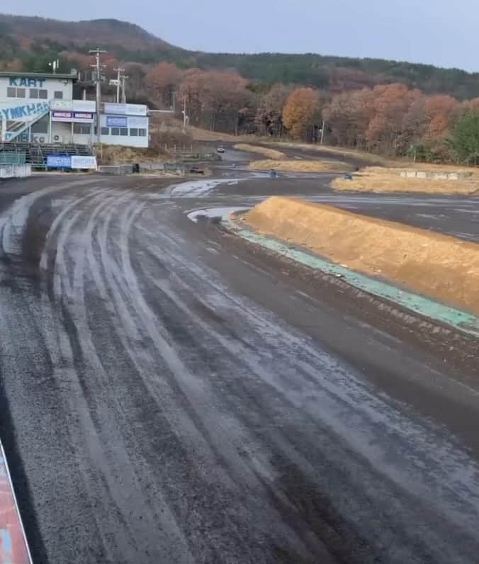 松田次生のインスタグラム：「今日は、エビスサーキットのスライドパークで、楽しみながら、自分のドライビングを見つめ直すトレーニングへ、行ってきました👍 本当に、素晴らしい環境で走れる事に、感謝です👍 チーム福島の木村さん、エビスサーキットの熊久保さん、スタッフの皆さん、ありがとうございました🙇‍♂️ 速く、上手くをモットーに頑張ります💪  #エビスサーキット #スライドパーク #Z33」