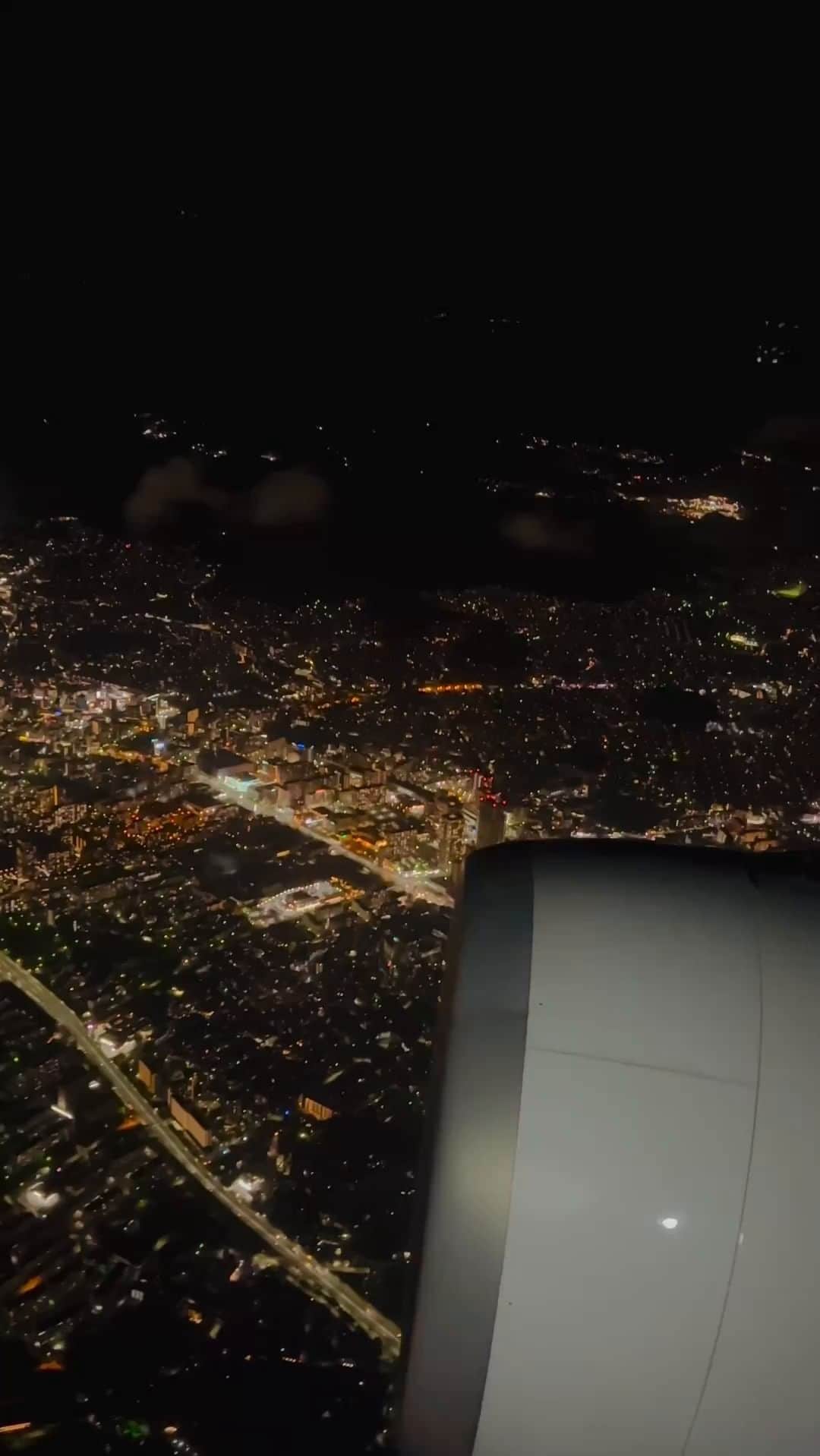 JALのインスタグラム：「. 皆さんは機窓からどんな景色が見てみたいですか？✈ コメント欄で教えてください♪ #WorldlyNovember . . Video by @ymo_1978 Post your memories with #FlyJAL  #JapanAirlines #JAL #airplane #✈︎ #夜空 #機窓 #翼 #夜景 #感動 #ライトアップ #空 #フライト #上空 #飛行機 #飛行機動画 #飛行機撮影 #飛行機のある風景 #飛行機のある空 #飛行機好き #空港 #旅行 #日本航空」