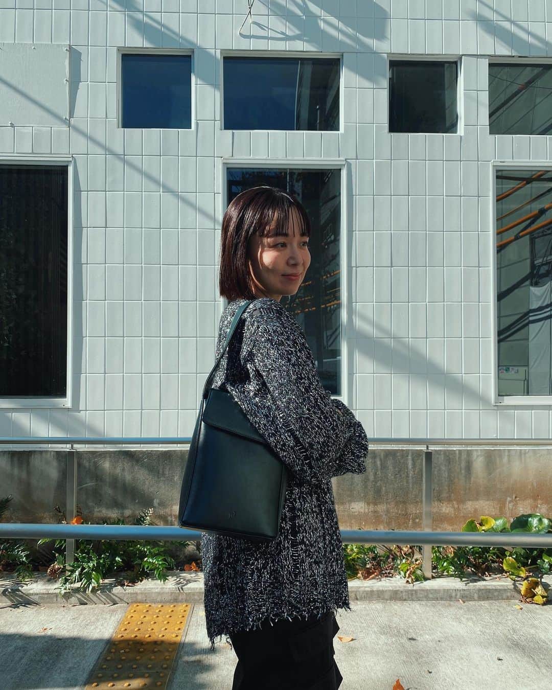 金子渚さんのインスタグラム写真 - (金子渚Instagram)「めっきり寒くなって厚手のアウターにも肩がけ出来る　@yol.objects 👜  @_fukoo おかちゃんのバッグ大切に使ってます サイズも縦長で可愛いしカラーがモスグリーンなのも最高に気に入ってます◯」11月28日 17時30分 - nagisakaneko