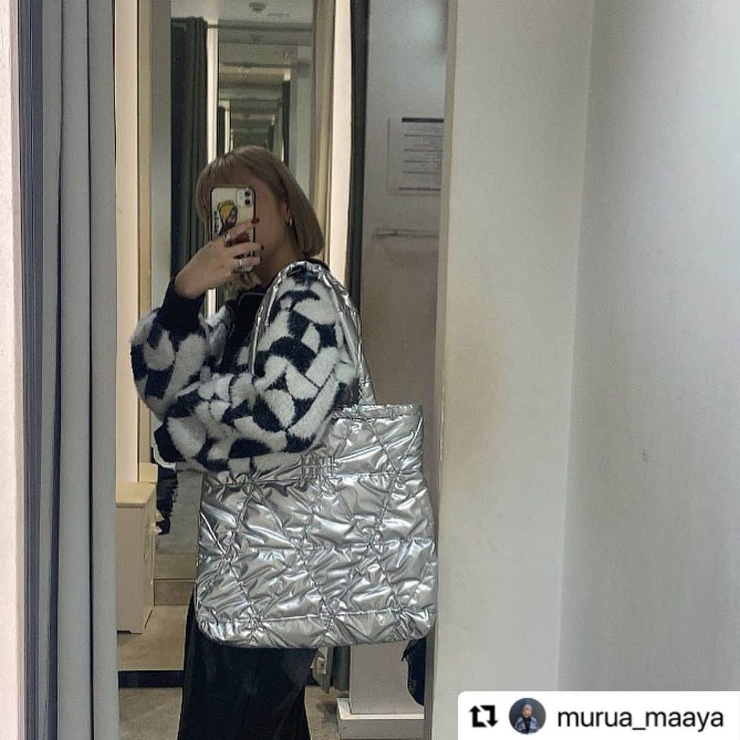 MURUAさんのインスタグラム写真 - (MURUAInstagram)「#Repost @murua_maaya with @use.repost ・・・ . かわよよよよよバッグ😙❤️‍🔥❤️‍🔥  ︎︎︎︎︎︎☑︎ #mumuロゴビッグトートバッグ ¥4,950  . . . . . .  着用アイテムは商品タグ or TOPのURLからチェック ▶︎▶︎ @murua_by_staff   #murua #murua_snap #ootd #ootdfashion #coordinate #fashion #murua2023aw #推し活 #推し活バッグ #オタク女子」11月28日 17時28分 - murua_by_staff