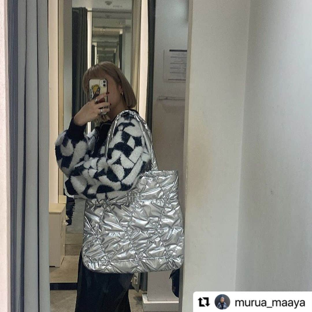 MURUAのインスタグラム：「#Repost @murua_maaya with @use.repost ・・・ . かわよよよよよバッグ😙❤️‍🔥❤️‍🔥  ︎︎︎︎︎︎☑︎ #mumuロゴビッグトートバッグ ¥4,950  . . . . . .  着用アイテムは商品タグ or TOPのURLからチェック ▶︎▶︎ @murua_by_staff   #murua #murua_snap #ootd #ootdfashion #coordinate #fashion #murua2023aw #推し活 #推し活バッグ #オタク女子」