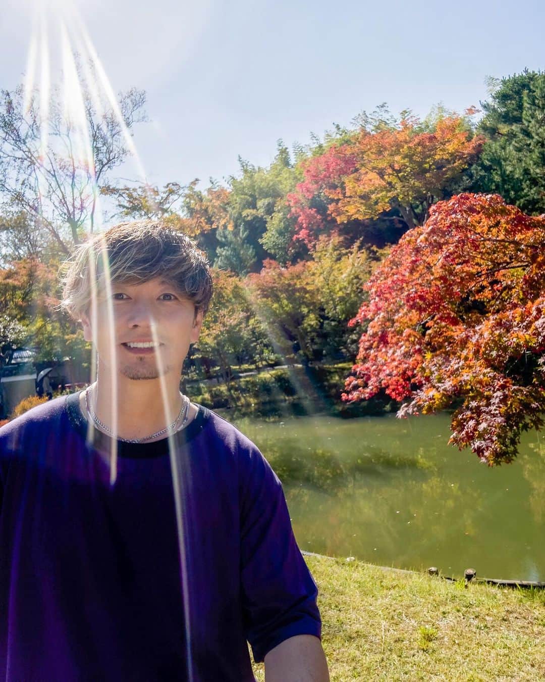 SHOCK EYEさんのインスタグラム写真 - (SHOCK EYEInstagram)「京都の高台寺✨ 紅葉し始めた頃に訪ねたんだけど、気持ちいい日だったなあ。 自撮り写真には光が降り注いで、 竹林でハートを見つけて、 色付きはじめた紅葉が綺麗だった🍁  豊臣秀吉とねねを祀ったお寺さん。 国の重要文化財に指定された建物もたくさん。 是非訪ねてみてね^ ^ 紅葉今が見どころなんじゃないかな？  #高台寺 #京都 #kyoto #kodaiji」11月28日 17時29分 - shockeye_official