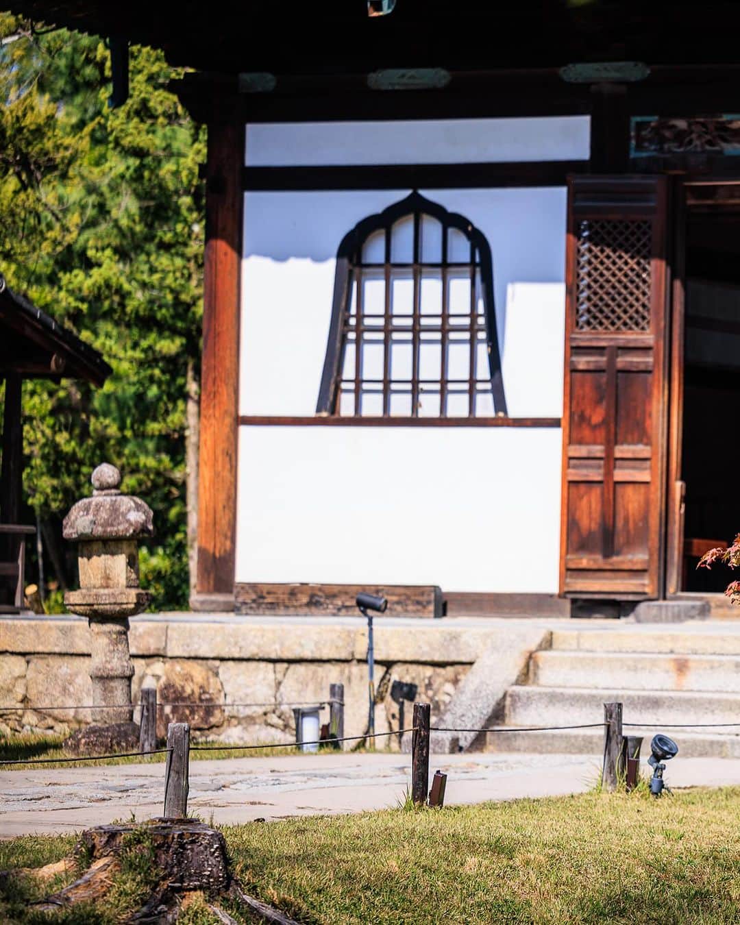 SHOCK EYEさんのインスタグラム写真 - (SHOCK EYEInstagram)「京都の高台寺✨ 紅葉し始めた頃に訪ねたんだけど、気持ちいい日だったなあ。 自撮り写真には光が降り注いで、 竹林でハートを見つけて、 色付きはじめた紅葉が綺麗だった🍁  豊臣秀吉とねねを祀ったお寺さん。 国の重要文化財に指定された建物もたくさん。 是非訪ねてみてね^ ^ 紅葉今が見どころなんじゃないかな？  #高台寺 #京都 #kyoto #kodaiji」11月28日 17時29分 - shockeye_official