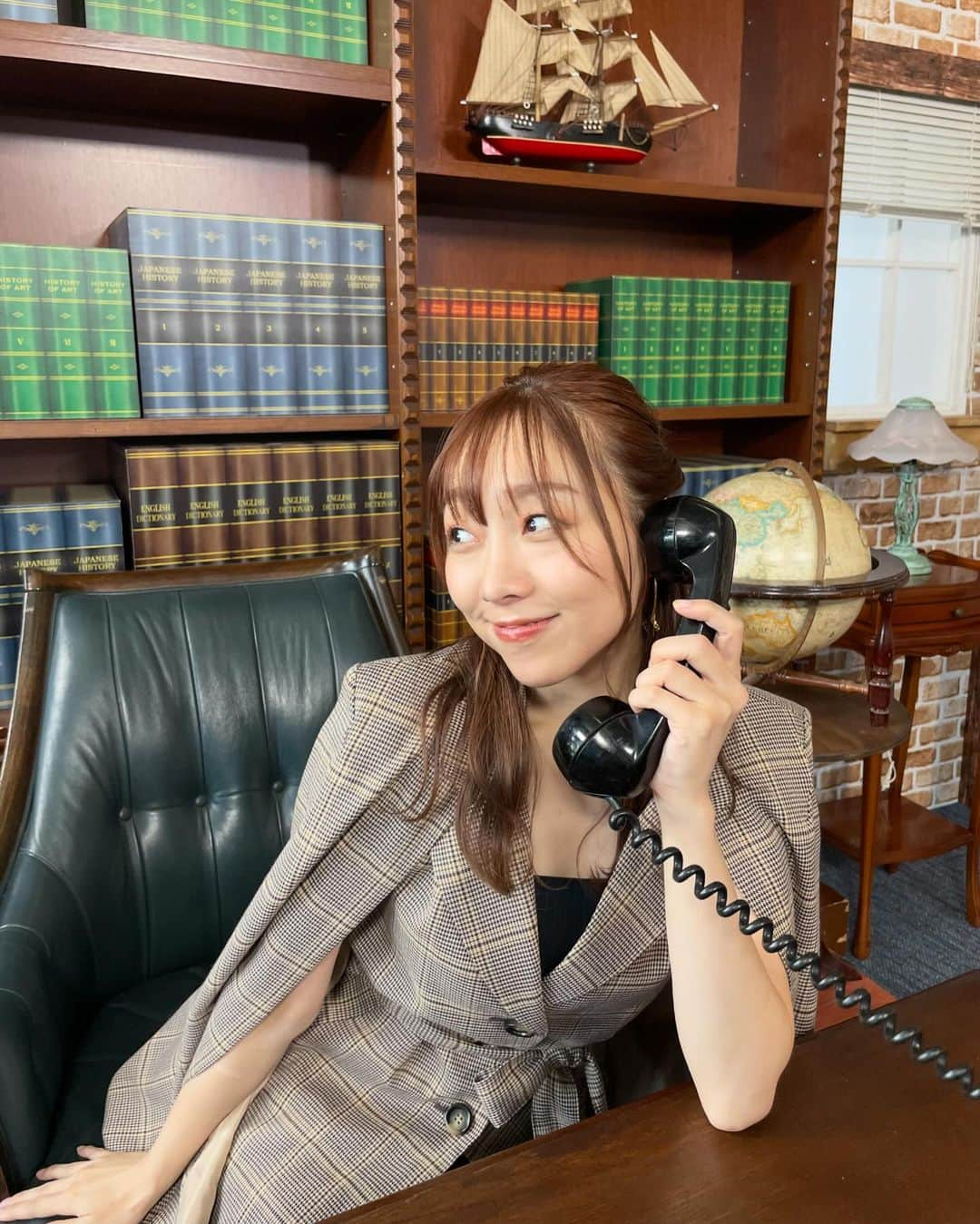 須田亜香里のインスタグラム：「所長のデスクに勝手に座る秘書👩‍💼📞  11月28日(火)日本テレビ系列26:54〜 #買いトク探偵団　再放送🙏✨ 美味しいおせち食べたいなぁ、予約しないとなぁ、とちょうど悩んでいる方は必見🍱 #須田亜香里衣装 #探偵風コーデ」