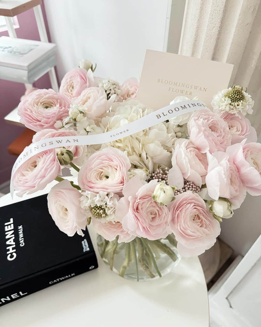 Florist.janeのインスタグラム：「요즘 잘나가는 색감,구성 💓 오래 두고 보실 수 있는 베이스로 주문 주셨어요 💓 #블스베이스 💓  📞02.511.3109 💬카카오톡 janejoung310 💬문자 01028907799 🌸강남구 논현동 219-6번지 1층 핑크색 꽃집」