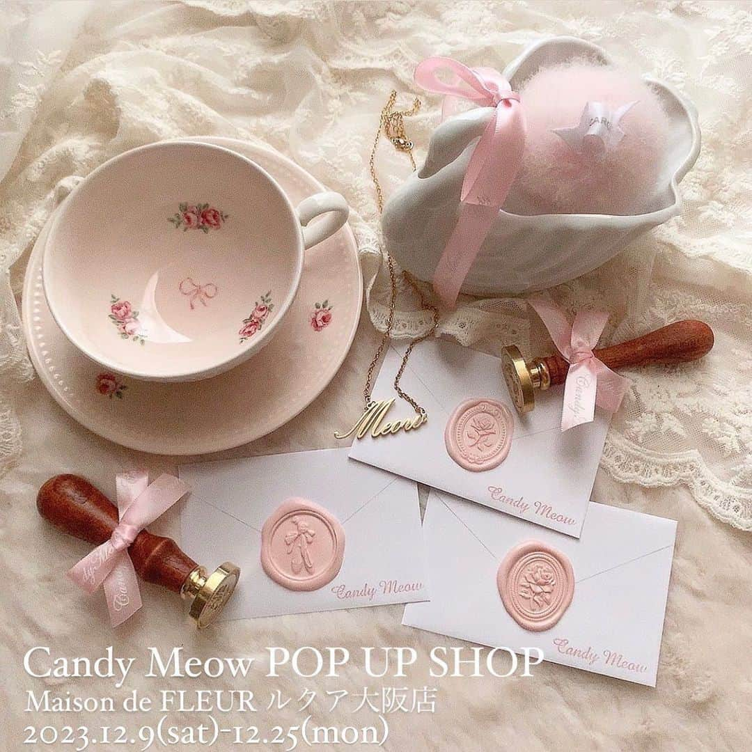 maisondefleur_pressさんのインスタグラム写真 - (maisondefleur_pressInstagram)「【Candy Meow POP UP SHOP】  12/9(sat)-12/25(mon)の期間限定で Maison de FLEURルクア大阪店にて 人気アクセサリーブランド”Candy Meow”の POP UP SHOPを開催致します！  ルクア大阪店でのPOP UP SHOPは 約3年ぶりの開催です✨  今回は、新作を含むコラボアイテムや Maison de FLEUR 10周年アニバーサリーイベント にて販売したアイテムも一部ご用意しています🎀  販売予定のアイテムを少しだけご紹介💐  ︎︎︎︎☑︎Sealing stamp kit シーリングスタンプを楽しめる道具が入ったキット。 (スタンプデザイン14種類)  ・シーリングスタンプ(ヘッド)1個 ・シーリングスタンプ用ハンドル1本 ・ミニ封筒10枚 ・シーリングスタンプサンプルレター ・シーリングワックス(ホワイト/ピンク) ・ワックス用スプーン1本 ・キャンドル1個 ・Candy Meowオリジナルバッグ1個  ※海外買付け品の為、価格に若干の変動が生じる場合がございます事をご了承下さい。  ︎︎︎︎☑︎Letter necklace ￥4,980 tax in 全4種、色落ちしない素材でお作りしています✉️  ︎︎︎︎☑︎Vintage white swan  ￥5,200 tax in  ︎︎︎︎☑︎Vintage cup&saucer ￥7,700 tax in デザイナーが国内外から買付けした セレクトヴィンテージ商品です✨  お写真のヴィンテージ商品以外も多数販売予定♪  ────── Candy Meow POP UP SHOP ──────  【期間】12/9(sat)-12/25(mon)  【場所】Maison de FLEURルクア大阪店  【営業時間】10:30～20:30 ※営業時間は状況により変更となる可能性がございます。 . . “Candy Meow”とは🎀 ( @candymeow_official )  Classic＆Girlyをコンセプトに 上品なアンティーク感とモダンな愛らしさを纏った ハンドメイドアクセサリーを展開。 身に着ける人の心を温めるお守りのような存在に なれますように… アクセサリー他、デザイナー自身が国内外からセレクトした インテリア雑貨、小物、食器なども展開中♪  ──────────────────────── 【注意事項】 ※初日より1週間は、お一人様、1アイテム、1カラーにつき2点までのご購入とさせていただきます。 ※販売初日のお取り置きは不可。2日目以降は可能です。 ※お取り置きは開催期間中にご来店いただける方のみとさせていただきます。 ※他店舗へのお取り寄せは不可。  みなさまのご来店を心よりお待ちしております♪ . . #maisondefleur #candymeow #メゾンドフルール #popupshop #期間限定shop　 #accessory #pierce #necklace #rose #ribbon #pearl #pink #paris #france #vintage #ballet #アクセサリー #ピアス #ネックレス #ローズ #リボン #パール #ピンク #バレッタ #アンティーク #ビンテージ #ハンドメイドアクセサリー」11月28日 17時32分 - maisondefleur_press