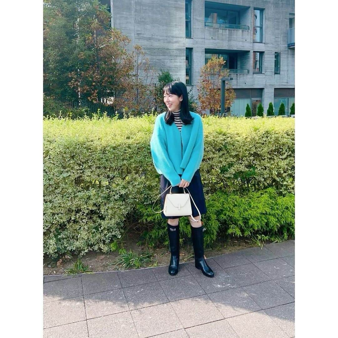 徳山沙季さんのインスタグラム写真 - (徳山沙季Instagram)「. 11月もバタバタと過ぎていき、ユニクロ感謝祭ようやく参加🥹 #エクストラファインメリノリブタートルネックセーター を追加したかったので2色追加︎🫧 . モノトーンコーデになりがちなのでアウターは明るくしました🩵 . . #ニット : #uniqlo #ボトムス　: #unitedarrows  #バッグ　: #valextra  . . #ootd #uniqlo_with #uniqloコーデ #ママコーデ #プチプラコーデ #ジャンピングブーツ #モノトーンコーデ #ユニクロコーデ #ユニクロ購入品 #ユナイテッドアローズ #mamagirl #ぎゅって #r_fashion #30代コーデ #イジィデミニ #ヴァレクストラ」11月28日 17時35分 - saki.whitesnow