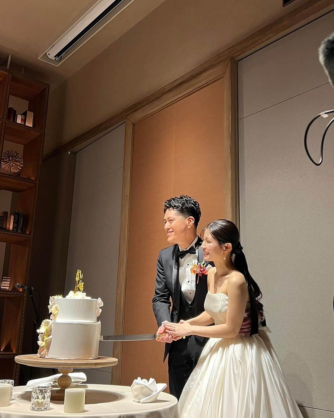 和栗汐里さんのインスタグラム写真 - (和栗汐里Instagram)「おすずの結婚式💒❤︎‪❤︎‪  高校からの友達すずの結婚式IN福岡🍜 素敵なサプライズもあって 高校メンバー大号泣の結婚式だった〜！ すず末永くお幸せに👶🏻  服装的にパンツにしたから まとめる感じのほうがなんかしっくりくるかも〜 ってことでまとめました🎶おきに！  福岡自体も楽しめて大満足🥳  #結婚式お呼ばれ #お呼ばれヘア #まとめヘア #ヘアメ #結婚式ヘアアレンジ #結婚式コーデ」11月28日 17時37分 - shipi0520