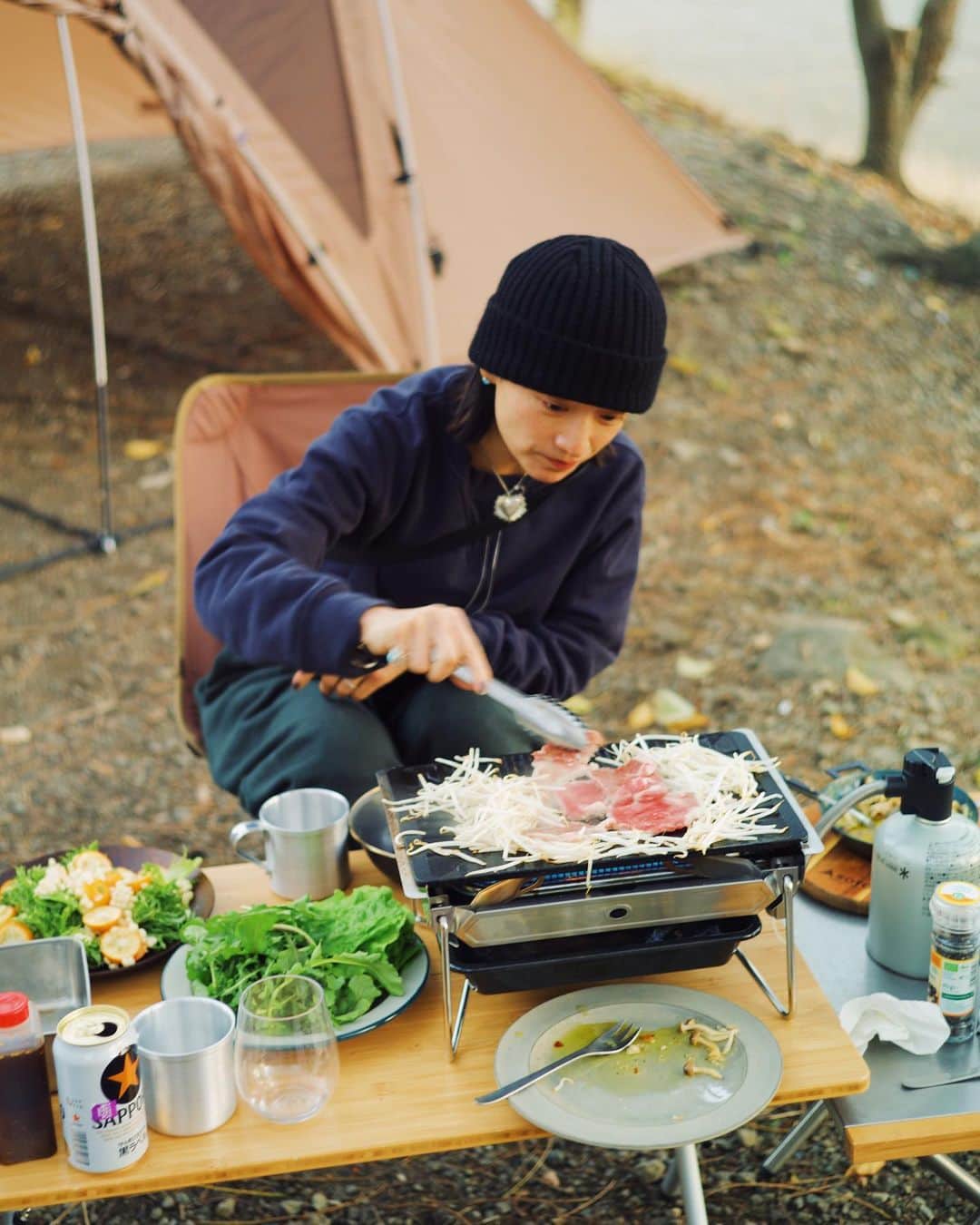 安井達郎さんのインスタグラム写真 - (安井達郎Instagram)「外で食べるご飯は一段と美味い！ キャンプの季節〜 内藤夫婦にいただいたラムが絶品でございました🙇‍♂️ @beat910  @ripmon   #leicam9」11月28日 17時37分 - tatsuroyasui