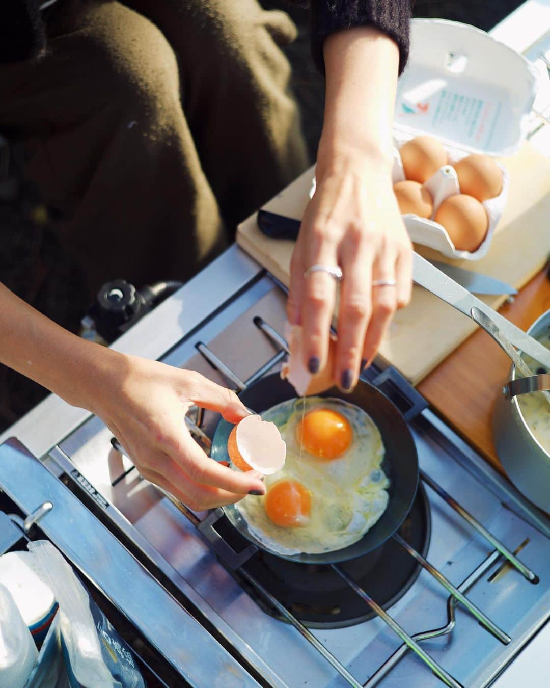 安井達郎のインスタグラム：「外で食べるご飯は一段と美味い！ キャンプの季節〜 内藤夫婦にいただいたラムが絶品でございました🙇‍♂️ @beat910  @ripmon   #leicam9」