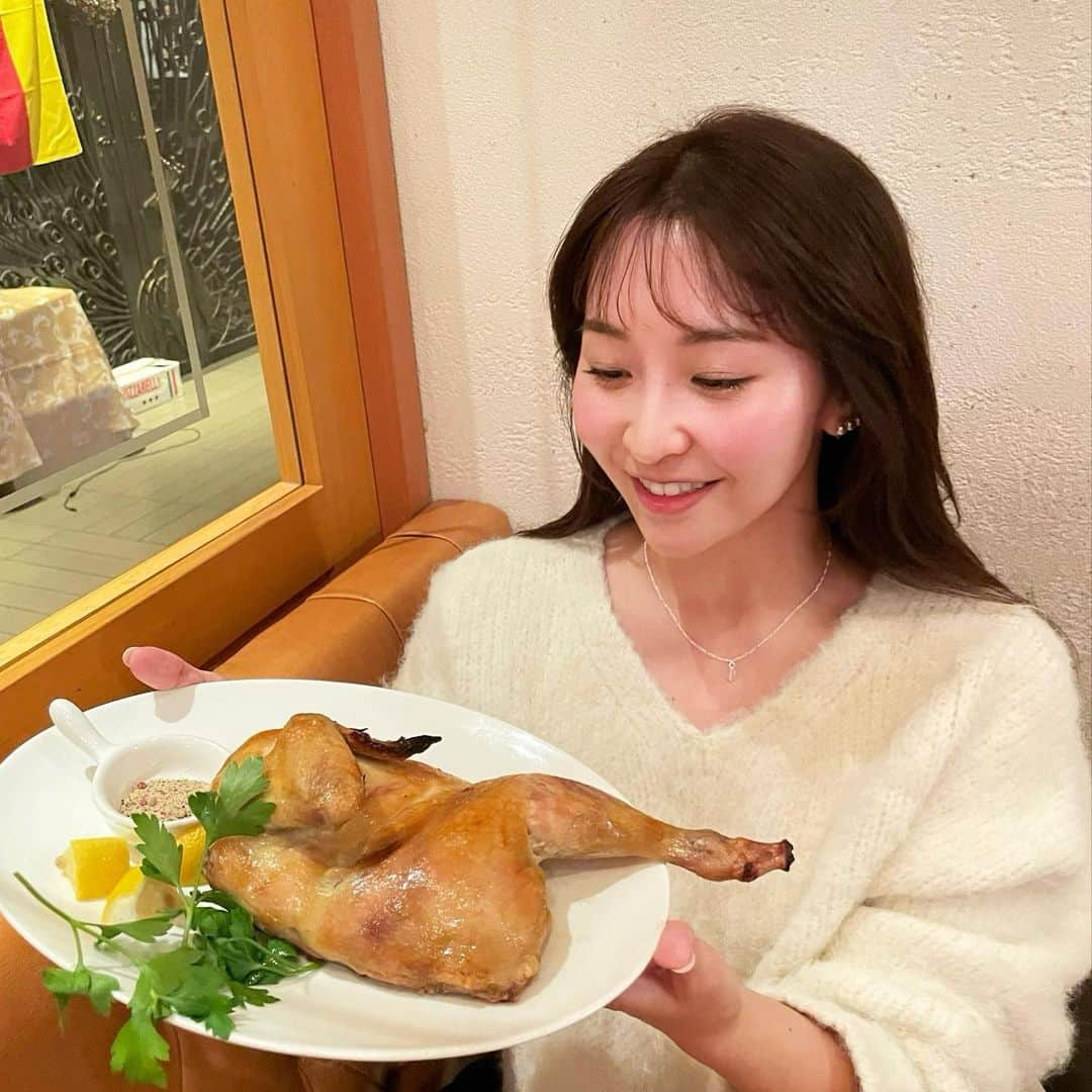 袴田彩会のインスタグラム：「ロティサリーチキン🍗 クリスマスも近くなってきたからか食べたいねと🤤 女子会で色々と気持ちが高まった日でした❤︎  ちなみにつけてる @gagan.jewelry のネックレスが とってもお気に入り！ 白い服にシルバーのアクセサリーつけるの 最近のマイブーム🤍  #ロティサリーチキン  #女子会 #銀座 #ラココリコ銀座」