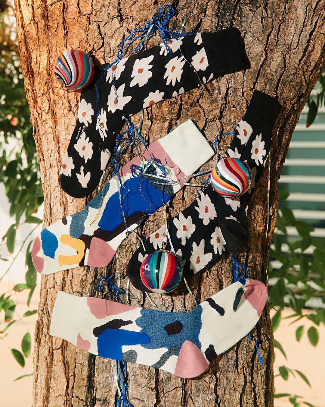 Paul Smith Japanのインスタグラム：「オーナメントに負けないくらい華やかで個性的な靴下✨豊富なプリントの中からお気に入りをぜひ探してみて。」