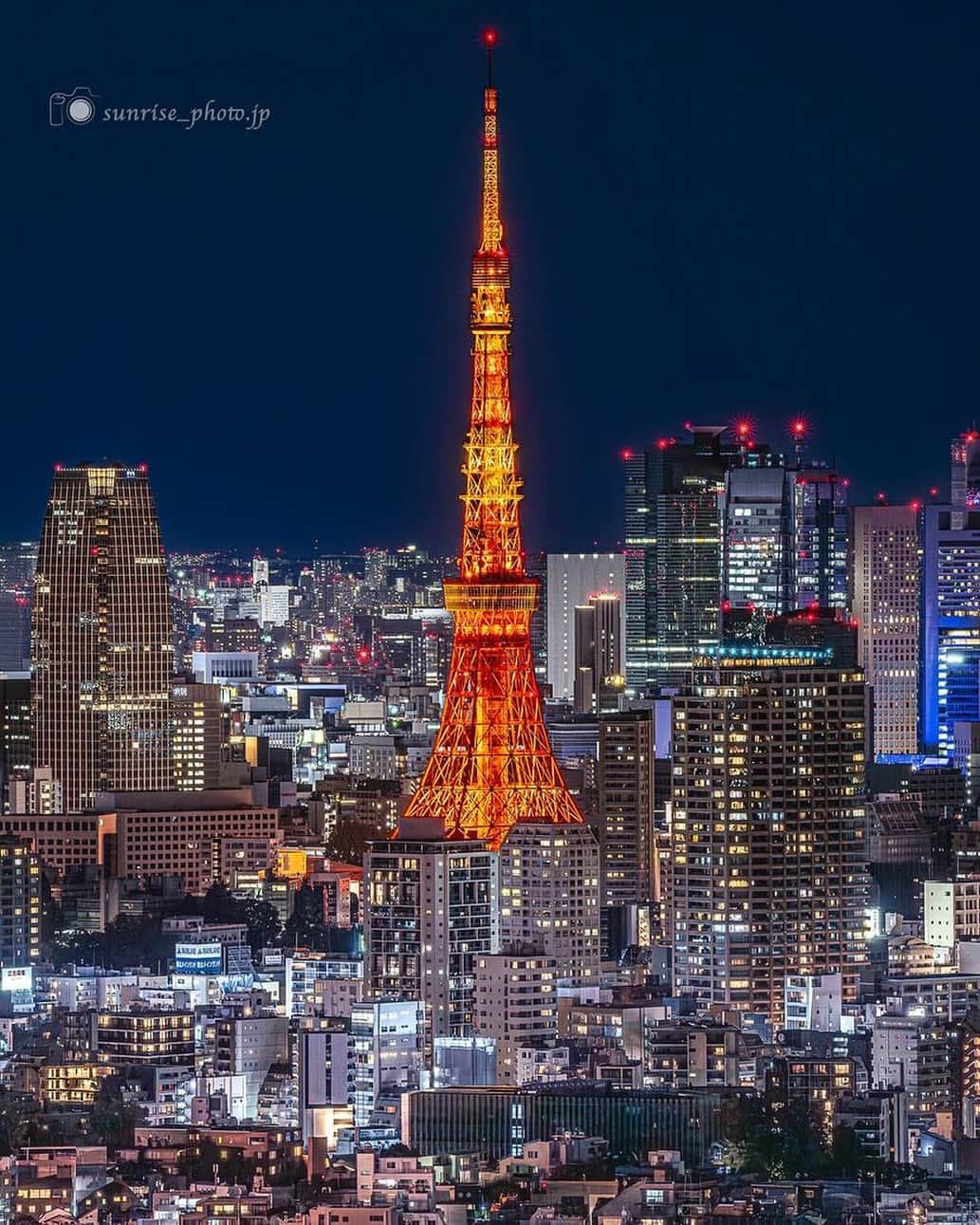 東京タワーのインスタグラム：「. 人気フォトスポット 恵比寿ガーデンプレイスタワーからの🗼  タワーの足元からトップまでが綺麗に見え、 冬のランドマークライトの “あたたかさ“が伝わる一枚ですね✨  ここのところ、ますます寒くなってきたので ライトアップの光で 皆さんの心が、あたたまると幸いです✨  本日は、Your Tokyo Tower🗼から @sunrise_photo.jp さんのお写真をご紹介！  素敵なお写真をありがとうございました😊  ———————————  【 お知らせ 】  ■ 公式LINE  東京タワー公式LINEでは 東京タワーのイベント情報を お届けしています！  詳細はプロフィールにあるリンクから↓ @tokyotower_official  ■ Your Tokyo Tower 🗼  # your_tokyotowerで あなたの東京タワーをリポスト！  @tokyotower_official の タグ付けをしてくれると見つけやすいよ！  皆様からの投稿 どしどしお待ちしております！  ———————————  #東京タワー #東京タワー🗼 #tokyotower #tokyotower🗼  #夜景 #nightview」