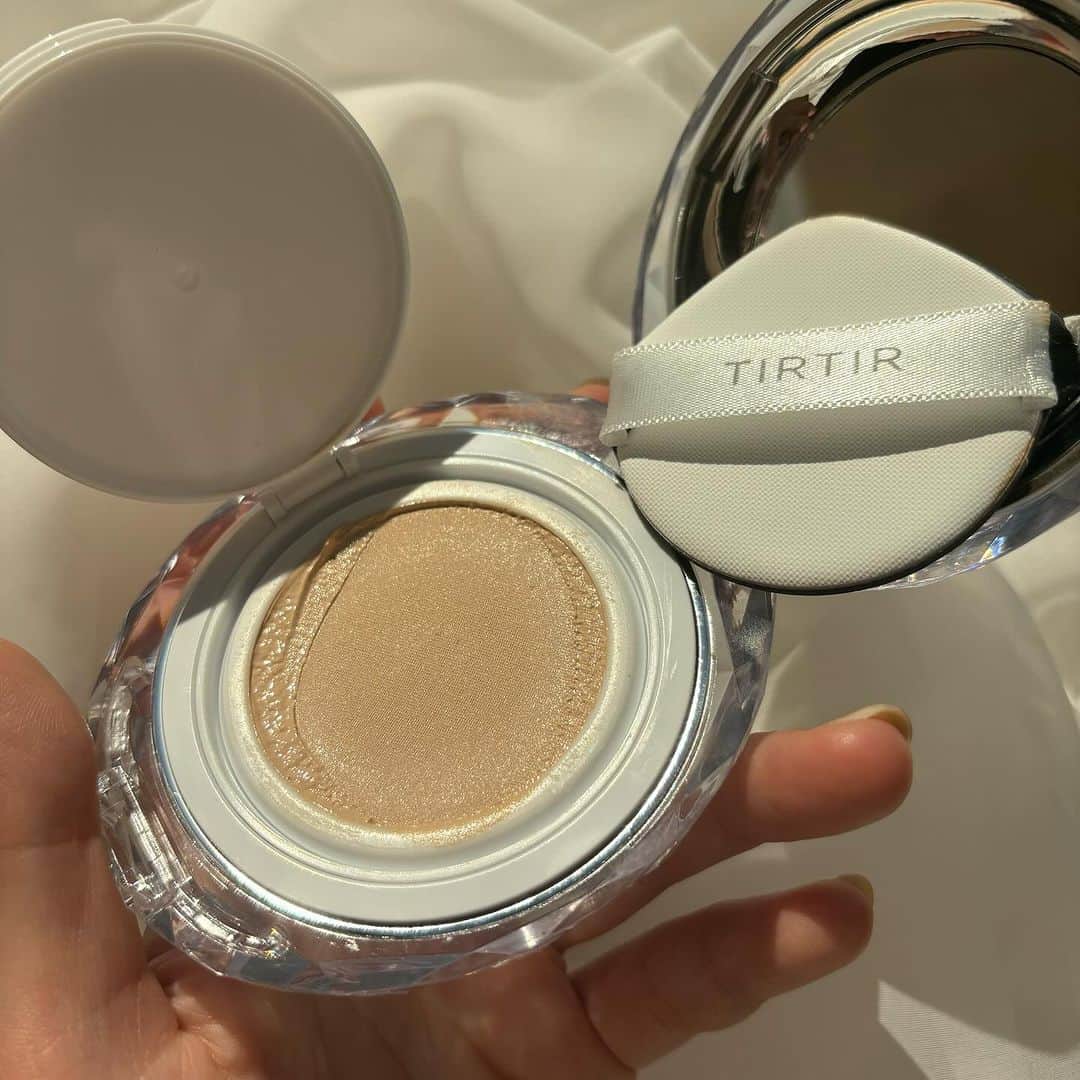 ericaさんのインスタグラム写真 - (ericaInstagram)「#TIRTIR  4秒に1個売れていると噂の、みんな大好き！TIRTIR(ティルティル)の人気商品【MASK FITクッションシリーズ】から新感覚メッシュタイプのクッションが新発売するよ🫶  最近クッションファンデにどハマり中でいろんなものを試してみたけど…流石のTIRTIR様…これは衝撃の付け心地でした👏(思わず心で大拍手した)  特にこれからの季節、乾燥肌さんには絶対に絶対に使って欲しい1品です！  最初に使用する際にメッシュ網全体にファンデーションが浸かるようにパフで5回以上叩いて馴染ませるんだけど、このメッシュ網が絶妙な使い心地で👀  クッションファンデってどれだけ液をつけてるか分からないから多く取りすぎちゃう事もあるんだけど、メッシュ網構造なので余分な液が付きすぎず、適量をパフに染み込ませてくれます！厚塗り防止にもなるよ◎  塗った印象は…潤いを保ってくれるのにサラッとした仕上がり✨ 肌補正効果も期待出来るので、少量でナチュラルに綺麗な肌を演出出来ます😌 とにかく厚塗りが苦手な方にオススメ！ ちなみに私は17C PORCELAINという1番明るいカラーを使用しています！(全3色)  今年の冬のデイリーファンデはTIRTIRにしようって心に誓った🤝マジでお気に入りすぎるファンデになりました🥲🤍  11/22(水)からオンライン先行発売中🛍️本当にオススメなので是非チェックしてみてね！  ◾️TIRTIR MASK FIT CRYSTAL MESH CUSHION(全３色) ¥2,970円(税込)」11月28日 17時40分 - dngnchan