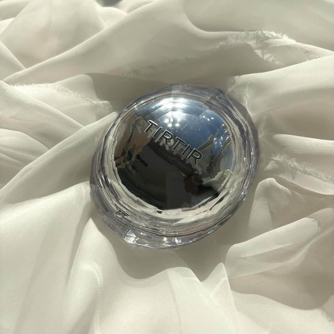 ericaさんのインスタグラム写真 - (ericaInstagram)「#TIRTIR  4秒に1個売れていると噂の、みんな大好き！TIRTIR(ティルティル)の人気商品【MASK FITクッションシリーズ】から新感覚メッシュタイプのクッションが新発売するよ🫶  最近クッションファンデにどハマり中でいろんなものを試してみたけど…流石のTIRTIR様…これは衝撃の付け心地でした👏(思わず心で大拍手した)  特にこれからの季節、乾燥肌さんには絶対に絶対に使って欲しい1品です！  最初に使用する際にメッシュ網全体にファンデーションが浸かるようにパフで5回以上叩いて馴染ませるんだけど、このメッシュ網が絶妙な使い心地で👀  クッションファンデってどれだけ液をつけてるか分からないから多く取りすぎちゃう事もあるんだけど、メッシュ網構造なので余分な液が付きすぎず、適量をパフに染み込ませてくれます！厚塗り防止にもなるよ◎  塗った印象は…潤いを保ってくれるのにサラッとした仕上がり✨ 肌補正効果も期待出来るので、少量でナチュラルに綺麗な肌を演出出来ます😌 とにかく厚塗りが苦手な方にオススメ！ ちなみに私は17C PORCELAINという1番明るいカラーを使用しています！(全3色)  今年の冬のデイリーファンデはTIRTIRにしようって心に誓った🤝マジでお気に入りすぎるファンデになりました🥲🤍  11/22(水)からオンライン先行発売中🛍️本当にオススメなので是非チェックしてみてね！  ◾️TIRTIR MASK FIT CRYSTAL MESH CUSHION(全３色) ¥2,970円(税込)」11月28日 17時40分 - dngnchan