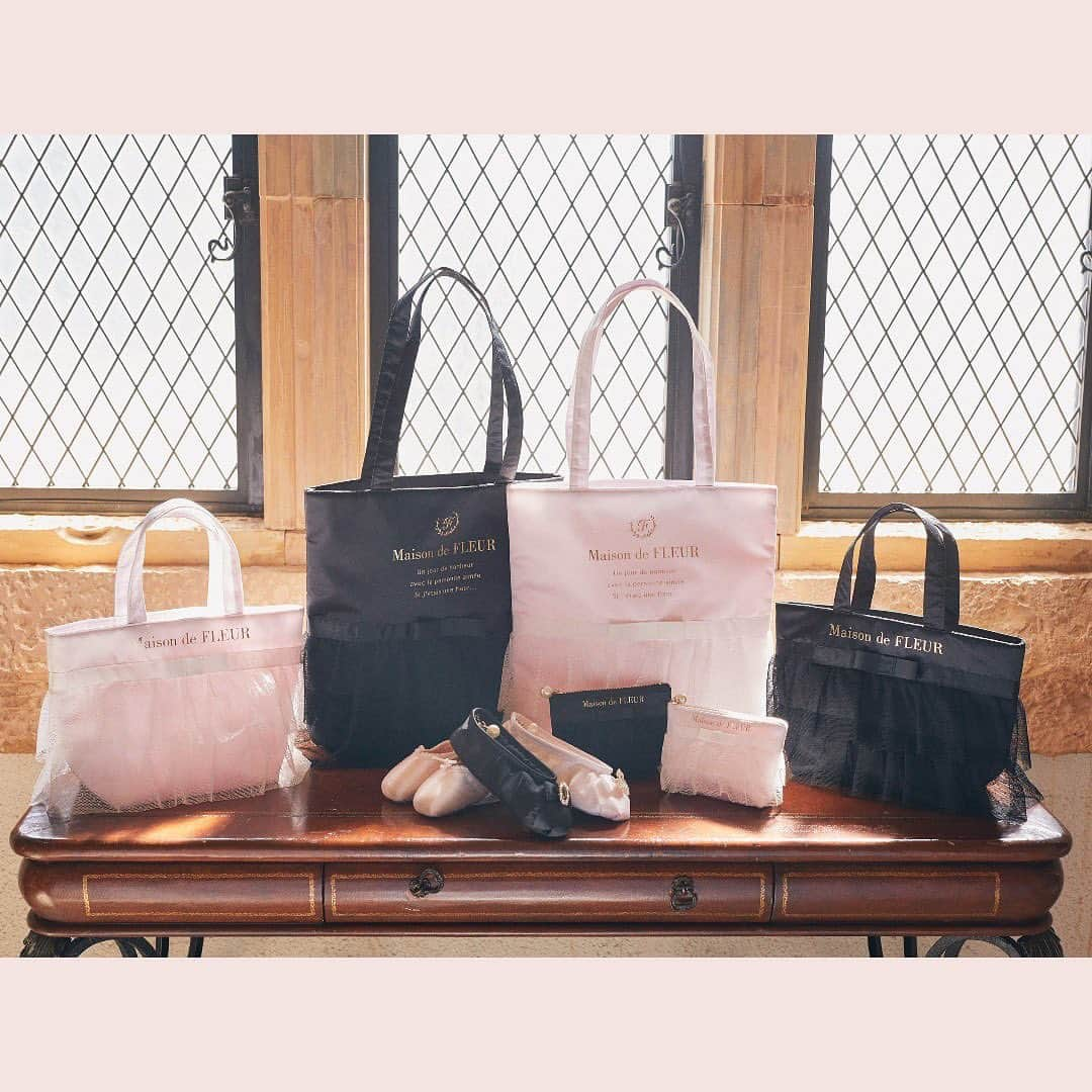 maisondefleur_pressのインスタグラム：「【Recommend Items】  Ballet Collection🩰  バレリーナをイメージした 新作シリーズが登場♪  上品なサテン素材に たっぷりのチュールフリルをプラスした 大人可愛いデザインがポイント✨  ちょっとした小物を入れられる トゥシューズモチーフのポーチは ギフトにもぴったりのアイテムです。 . . #maisondefleur #メゾンドフルール #ドットチュール #チュール #ビジュー #トートバッグ #ポーチ #パール #バッグ #トートバッグ #サブバッグ #リボン #ribbon #バレエ #トゥシューズ #大人かわいい #大人可愛い #フリル #ギフト #gift #giftideas #プレゼント」