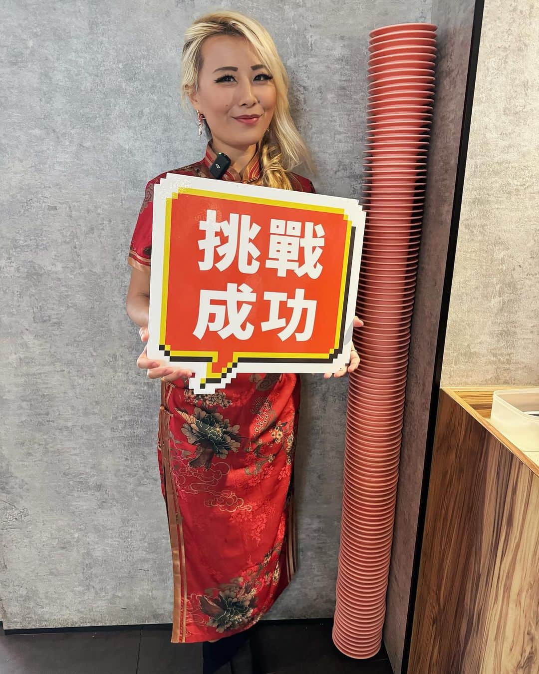 ライナ・ホワンのインスタグラム：「What a fun shoot this was today - a very unique concept I’ve never seen before 😳  At sushi express you have to eat plates that’s higher than your height to complete the challenge   You first get measured before entering and I measured in at 168 cm - meaning I have to eat 108 plates to complete the challenge   You have 50 minutes to complete the challenge and you can choose from anything on the set menu - the easiest thing is mussels and clams (thung’s without rice) also I can’t eat raw stuff so this was the best option for me  I was able to basically finish all the plates I needed by 25 min and just enjoyed a few dessert dishes after the remaining time and called it at 35 min - I really admire the ability the eaters in Asia can sit here for an hour and continuously eat 😅 I tap out a lot faster  Stay tuned for the video this will be a fun one 😍」