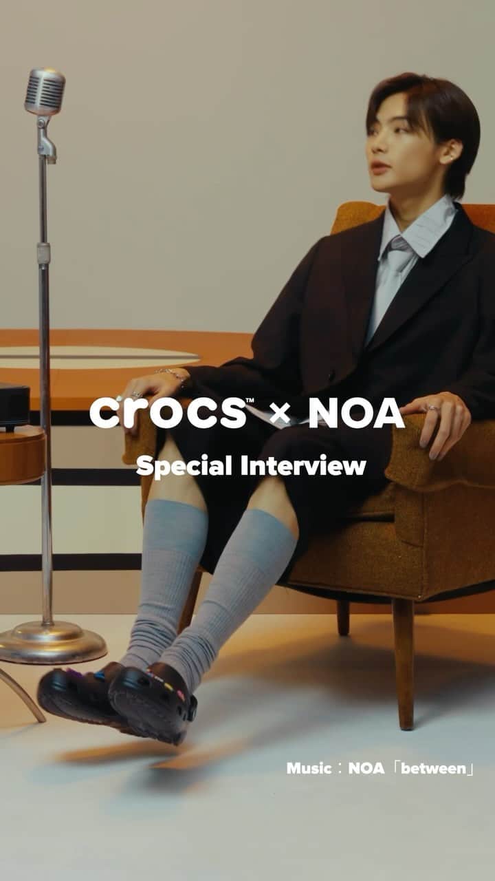 クロックス（crocs）のインスタグラム：「2021年からご一緒しているCrocsと 今回も素敵なビジュアルを撮影しま した🐊✨  インタビュー動画も是非見てね💜  -NOA-」