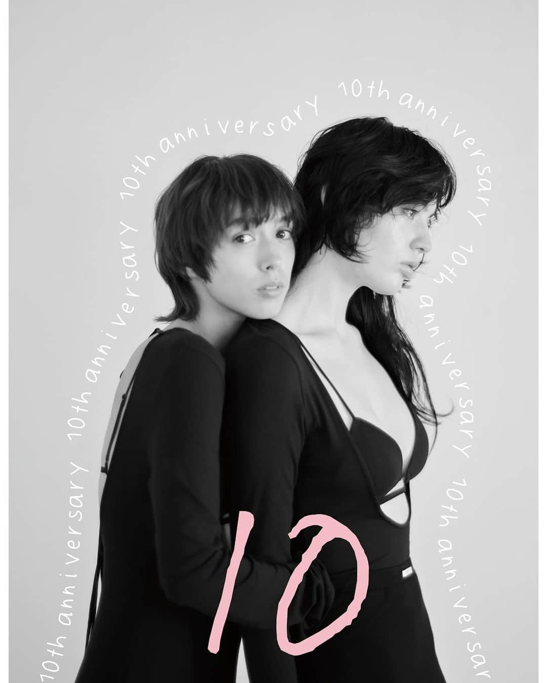 花盛友里のインスタグラム：「@rosary.moon 10周年おめでとうございます🎊🎊🎉記念すべき日の撮影させてもらえて嬉しい！！  一緒にチャリティアイテムをコラボして作らせてもらったりもさせてもらった素敵なブランド！！ 12/9のチャリティフリマにも素敵な商品出品してくれます、ありがたやぁぁ！！ 皆様是非是非お待ちしてます🤍  @charitymarket_1209   『チャリティーフリーマーケット』 ▼12月9日(土) 12:00オープン 17:00クローズ予定（無くなり次第終了） ＊終了が早まる場合は、Instagramにてお知らせします。  12:00〜15:00は事前予約の方のみ入場可能◎ 15:00〜は予約無しで入場できます ＊混雑の際は入場制限をさせて頂きますので予めご了承ください。  ▼場所　渋谷区千駄ヶ谷1-7-4 地下1F 千駄ケ谷駅 徒歩5分、　国立競技場駅 徒歩5分、　北参道駅 徒歩7分  ▼🎟エントランスフリー ▼入場予約 @charitymarket_1209 のプロフィールURLにて  ⚠️迷惑行為をされる方にはすぐお声掛けします！ 転売目的やブランドだけ精査して大量購入をするなどはおやめ下さい。 ご自身で大切に使って頂ける方にお譲りしたいです🙏 ーーー  ✔️エコバッグをご持参ください。 ✔️ 現金のみ ✔️ ご購入頂きました商品の交換・返品はお受けできないことをあらかじめご了承ください。 ✔️貴重品含め全てのお荷物管理は各自でお願い致します。盗難紛失につきましては一切の責任を負いかねます。  【コロナウイルス感染予防に際して】 ✔️スタジオ内は常に換気、消毒も可能な限り行います。 ✔️発熱や咳などの症状をお持ちの方にはご来場をお控えください。 ✔️混雑の際は入場制限をさせて頂きますので予めご了承ください。  出品者リスト【順不同】  Reimi　(アパレル会社員） @reimimim  林マミ(アパレル会社員） @mami_0421  コギソマナ（スタイリスト） @kogisonofuku  カスタネ @kastane_  丸山理奈　（ennpr.） @rina_kina  石川ミク（スタイリスト）  @miku___ishikawa  中村璃乃さん（スタイリスト）　@linonakamura_  中村圭　（７Nanatural creative director)　@kei19771101  今村仁美（スタイリスト）　@hitomi_imamura  大和田ゆき　（スタイリスト） @ohwadayukirin  赤埴奈津子　（food&table coordinator）　@natsukoakahani  伊東牧子　（スタイリスト） @makichan.com222  柴田朋 (フリーランスディレクター） @tomo_shibata_  神崎恵　(美容家）　@megumi_kanzaki  Women's health編集部　@womenshealthjp  武智志穂 （Model & Lifestyle Influencer） @shiho_takechi  樽木由美子 （フォトグラファー） @yumiko_taruki  村上綾 (ヘアメイク）　　@ayamurakami__  花盛友里（フォトグラファー） @yurihanamori  高橋愛　（女優/モデル）　@i_am_takahashi  MIKU（スタイリスト） @stylistmiku  Rosarymoon  @rosary.moon  Mother @mother_inc」