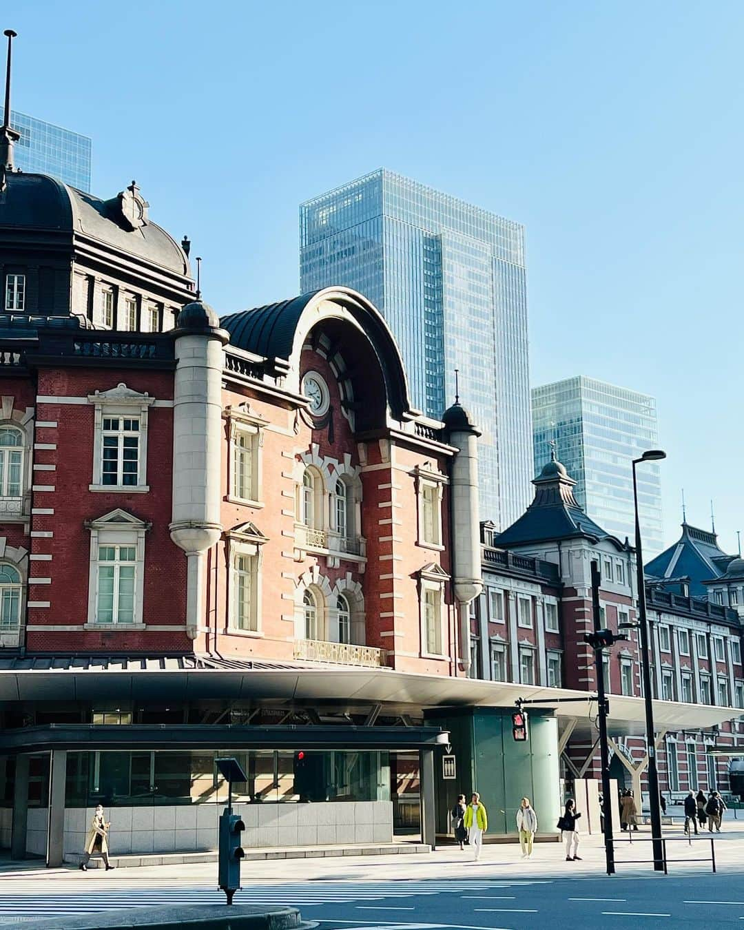 東京ステーションホテルTokyo Station Hotelさんのインスタグラム写真 - (東京ステーションホテルTokyo Station HotelInstagram)「𝕀𝕔𝕠𝕟𝕚𝕔 東京のアイコニックなランドマーク、東京駅丸の内駅舎。どの角度から撮っても壮麗で素敵です。散歩がてら近隣施設から駅舎をながめるのも、ホテルでのひとつの過ごし方です。 ⁡ Tokyo's iconic landmark, Tokyo Station Marunouchi Building. The grandeur of the architecture is always photogenic from any angles. ————————————————————— @tokyostationhotel @forbestravelguide @smallluxuryhotels @smallluxuryhotels_jp @tokyostationcity @kiwicollection #carewhereyoustay #travelselect #weareinternova  ⁡ #tokyostation #tokyostationhotel #tokyotravel #tokyotrip #tokyohotel #japantravel #japanhotel ⁡ #東京ステーションホテル #東京駅 #東京駅舎 #丸の内 #丸の内駅舎 #東京ホテル #ホカンス #ホテル巡り #ホテル好きと繋がりたい #散歩がてら #kitte丸の内 #丸ビル #新丸ビル #丸の内オアゾ」11月28日 17時45分 - tokyostationhotel