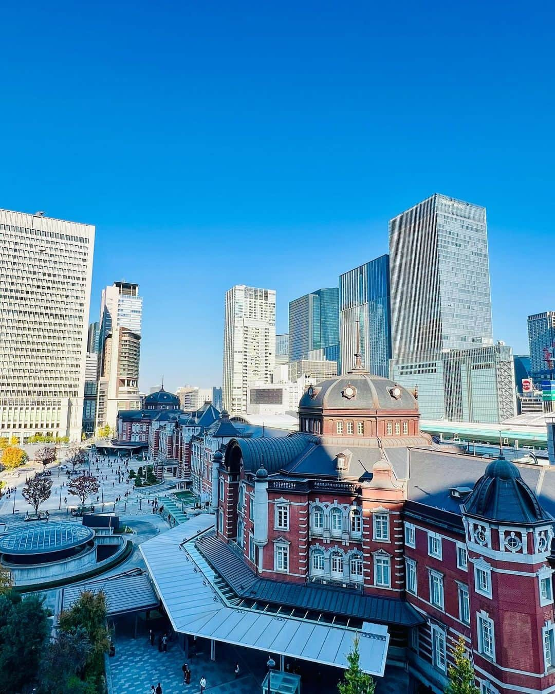 東京ステーションホテルTokyo Station Hotelさんのインスタグラム写真 - (東京ステーションホテルTokyo Station HotelInstagram)「𝕀𝕔𝕠𝕟𝕚𝕔 東京のアイコニックなランドマーク、東京駅丸の内駅舎。どの角度から撮っても壮麗で素敵です。散歩がてら近隣施設から駅舎をながめるのも、ホテルでのひとつの過ごし方です。 ⁡ Tokyo's iconic landmark, Tokyo Station Marunouchi Building. The grandeur of the architecture is always photogenic from any angles. ————————————————————— @tokyostationhotel @forbestravelguide @smallluxuryhotels @smallluxuryhotels_jp @tokyostationcity @kiwicollection #carewhereyoustay #travelselect #weareinternova  ⁡ #tokyostation #tokyostationhotel #tokyotravel #tokyotrip #tokyohotel #japantravel #japanhotel ⁡ #東京ステーションホテル #東京駅 #東京駅舎 #丸の内 #丸の内駅舎 #東京ホテル #ホカンス #ホテル巡り #ホテル好きと繋がりたい #散歩がてら #kitte丸の内 #丸ビル #新丸ビル #丸の内オアゾ」11月28日 17時45分 - tokyostationhotel