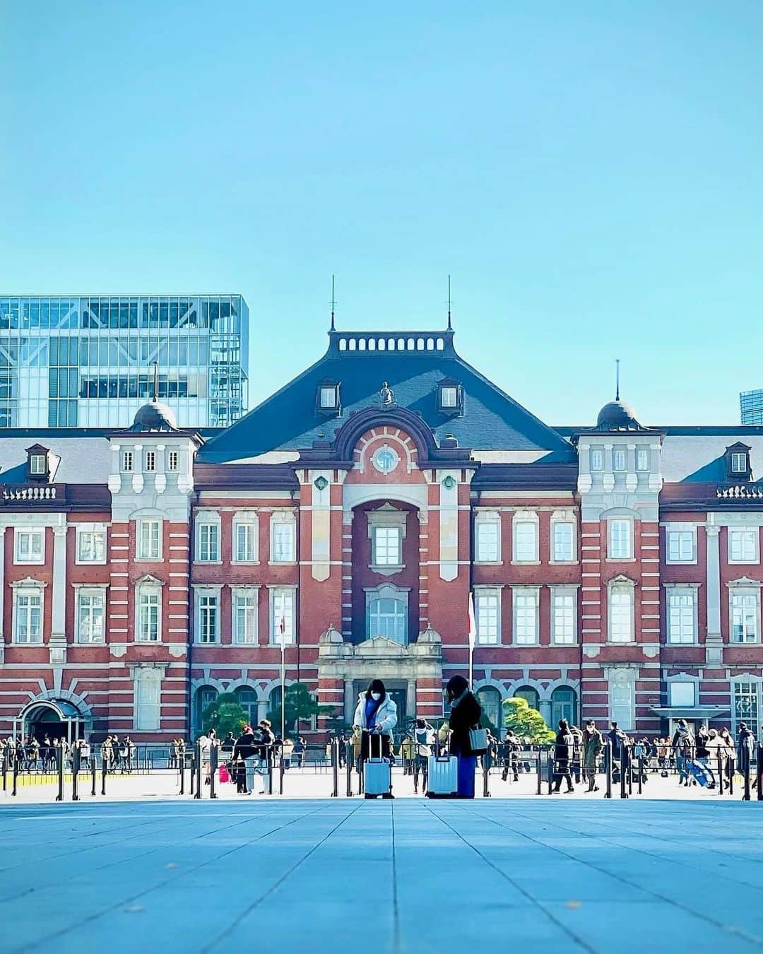 東京ステーションホテルTokyo Station Hotelさんのインスタグラム写真 - (東京ステーションホテルTokyo Station HotelInstagram)「𝕀𝕔𝕠𝕟𝕚𝕔 東京のアイコニックなランドマーク、東京駅丸の内駅舎。どの角度から撮っても壮麗で素敵です。散歩がてら近隣施設から駅舎をながめるのも、ホテルでのひとつの過ごし方です。 ⁡ Tokyo's iconic landmark, Tokyo Station Marunouchi Building. The grandeur of the architecture is always photogenic from any angles. ————————————————————— @tokyostationhotel @forbestravelguide @smallluxuryhotels @smallluxuryhotels_jp @tokyostationcity @kiwicollection #carewhereyoustay #travelselect #weareinternova  ⁡ #tokyostation #tokyostationhotel #tokyotravel #tokyotrip #tokyohotel #japantravel #japanhotel ⁡ #東京ステーションホテル #東京駅 #東京駅舎 #丸の内 #丸の内駅舎 #東京ホテル #ホカンス #ホテル巡り #ホテル好きと繋がりたい #散歩がてら #kitte丸の内 #丸ビル #新丸ビル #丸の内オアゾ」11月28日 17時45分 - tokyostationhotel