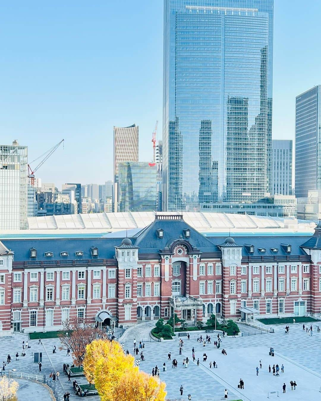 東京ステーションホテルTokyo Station Hotelさんのインスタグラム写真 - (東京ステーションホテルTokyo Station HotelInstagram)「𝕀𝕔𝕠𝕟𝕚𝕔 東京のアイコニックなランドマーク、東京駅丸の内駅舎。どの角度から撮っても壮麗で素敵です。散歩がてら近隣施設から駅舎をながめるのも、ホテルでのひとつの過ごし方です。 ⁡ Tokyo's iconic landmark, Tokyo Station Marunouchi Building. The grandeur of the architecture is always photogenic from any angles. ————————————————————— @tokyostationhotel @forbestravelguide @smallluxuryhotels @smallluxuryhotels_jp @tokyostationcity @kiwicollection #carewhereyoustay #travelselect #weareinternova  ⁡ #tokyostation #tokyostationhotel #tokyotravel #tokyotrip #tokyohotel #japantravel #japanhotel ⁡ #東京ステーションホテル #東京駅 #東京駅舎 #丸の内 #丸の内駅舎 #東京ホテル #ホカンス #ホテル巡り #ホテル好きと繋がりたい #散歩がてら #kitte丸の内 #丸ビル #新丸ビル #丸の内オアゾ」11月28日 17時45分 - tokyostationhotel