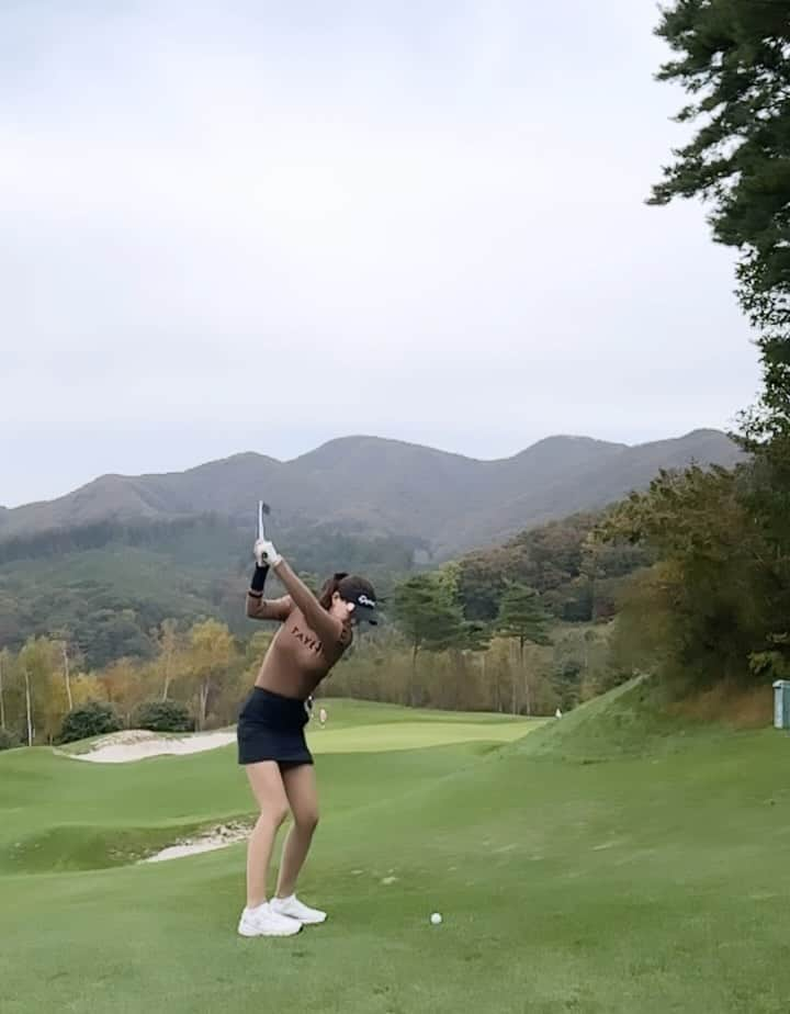 キム・ウンジョンのインスタグラム：「오랜만에 슬로우모션🏌🏻‍♀️  #골프 #필드 #골프레슨 #golf #팀테일러메이드 #테일러메이드 #테일러메이드어패럴 #teamtaylormade #아디다스골프 #골프다이제스트 #강남골프레슨 #개인골프레슨 #운동하는여자 #골프치는여자 #인스타골프 #골프스타그램 #일상 #데일리 #좋아요 #골프환자 #골프스윙 #굿샷  #골프패션 #골프스타그램 #운동 #셀피 #프로골퍼 #golf #golfer #ゴルフ #高尔夫球」