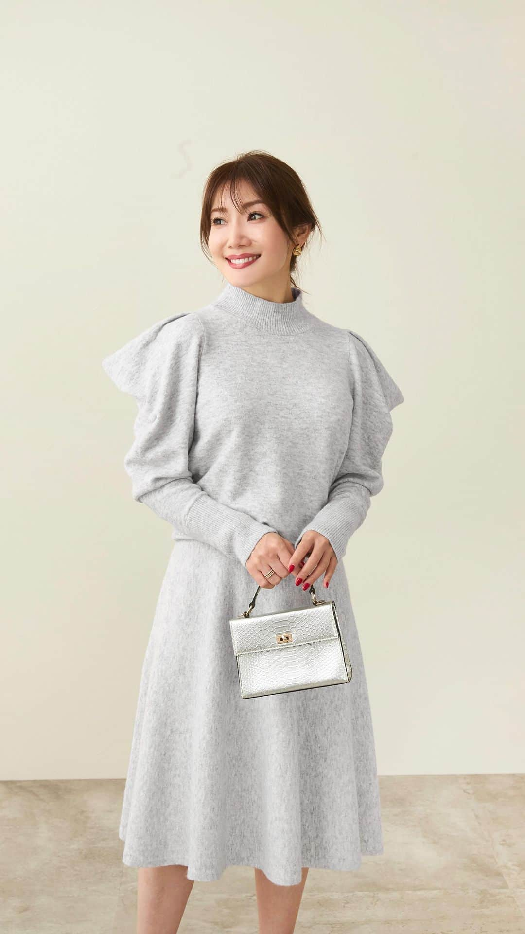 lialapgのインスタグラム：「【11/30(THU) NEW IN】  Set upの着こなしもおすすめ♡  ■Tuck Volume Sleeve High Neck Knit (lpg441-1841)  color: ivory / melange gray / black 　￥9,350(taxin)  シンプルで着回しが効くニットスカート。  適度な重みが落ち感を作り、 綺麗なドレープフレアを演出。   ■Mermaid Knit Skirt (lpg641-1840)  color: ivory / melange gray / black 　￥9,350(taxin)  袖まわりにデザインをたっぷり入れた ニットプルオーバー。  肩にタックを入れ、ふんわり膨らむラインが 二の腕カバー効果と可愛さを演出。   #lialapg @miki__yoshida  #ファッション#秋服コーデ#冬服コーデ#大人カジュアル#カジュアルコーデ#大人シンプル#シンプルコーデ#大人女子#大人女子コーデ#大人かわいい#大人かわいいコーデ#きれいめコーデ#フェミニンコーデ#きれいめカジュアル#オフィスカジュアル#オフィスコーデ#上品コーデ#デートコーデ#お出掛けコーデ#デイリーコーデ#エレガント#フェミニン#ガーリー#体型カバー#着回し#着回しコーデ#スカート#セットアップ#ニット」