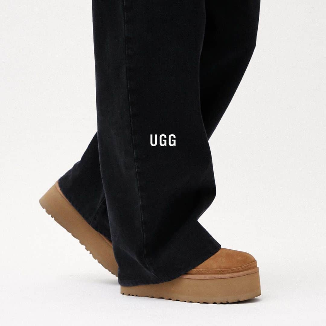 ドゥーズィエムクラスのインスタグラム：「IT SHOES  @ugg  @uggjapan  ¥29,700  #deuxiemeclasse #ドゥーズイエムクラス #ugg」