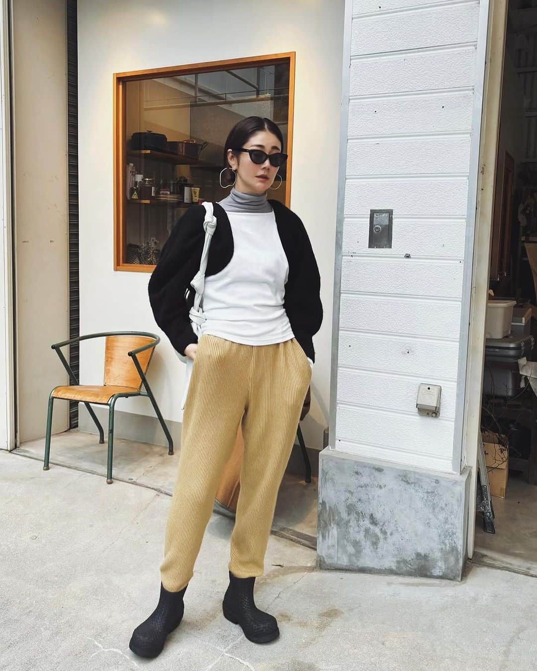 ジュジュのインスタグラム：「キラキラlimited silver hoop pierce(er) style✨🩶  少しハードなstyleにきらきらをプラスするのって ステキで今丁度ハマってます🫣  inner(WhiteT)/ @jonnlynx  bolero.pants/ @solovofficial  shoes/ @bottega._.veneta  bag/ @meer._official   ...coming soon.  #akarih #limiteditem」