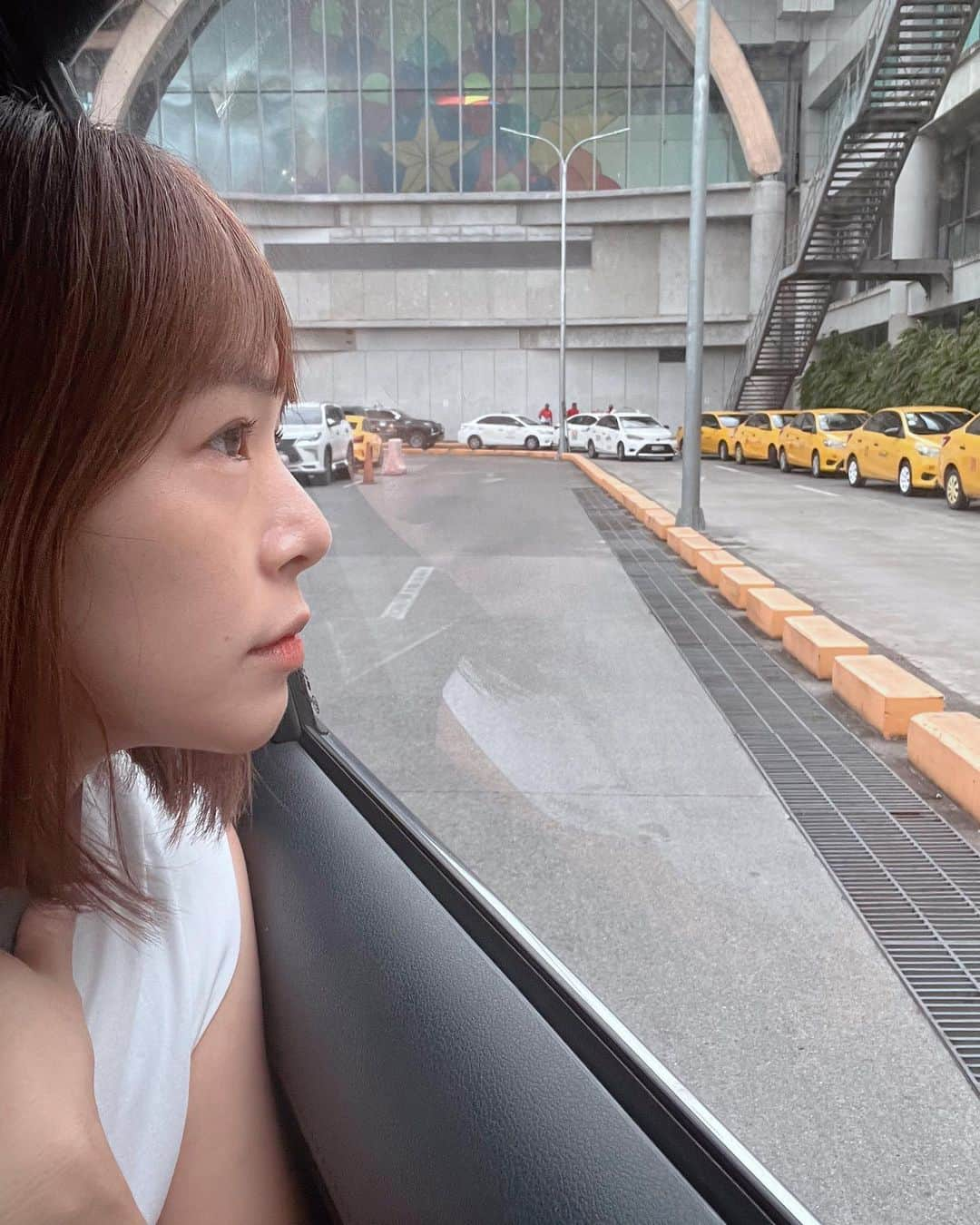 石井あみさんのインスタグラム写真 - (石井あみInstagram)「🚕  ハチ公かな？ 毎日車は運転しているけど セブシティを出て初めてマクタン 空港までドライブでパパのお迎えに。  空港のパーキングが空いていなくて(増設してそう) 身動きが取れずにいると、入口で会った係員が来てくれて、ここで待ってなさいと言われ…  ニヤニヤぞろぞろとガードマンが 来て、君のためにスペース作って あげるよと赤いコーンをどかし 無理やり車椅子用♿️の枠の端に入れろと。 2台の所に3台目として入れられた。え。  初めはいいの？ラッキーとか思ってたけど ガードがさらに集まってきて、 そうかそう言うことね、と。 見返りを待っているのね。 この国はお金で何でも解決！  オットが出てきてからも過剰な程に付きまとい、 何とも言えない気分に。 チップと言えばチップだけど、 ほんとに良くしてくれた人に渡したいよね。  セブではストリートチルドレンも減ってきて 中には働かずしてお金をもらおうとする 悪質なタイプもいます。 一度渡すところを見られると集まって来て かえって危険なこともあるので、 いい人過ぎるのも考えものです。  何事もバランス、メリハリが大事。  家族大好きファミリーにとっては パパ不在が長かった20日間。 みんなよく頑張りました！  #セブ島#セブ島移住#海外移住#海外子育て#セブ島留学#留学エージェント#セブヨロ#cebu#教育移住」11月28日 17時50分 - ami_cebuyolo