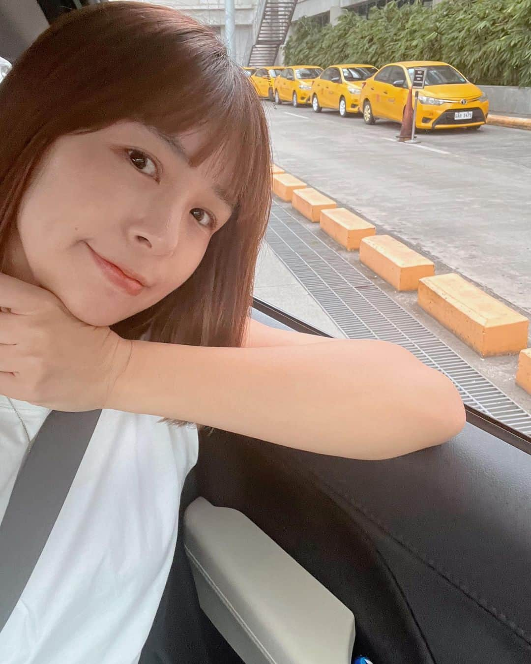 石井あみさんのインスタグラム写真 - (石井あみInstagram)「🚕  ハチ公かな？ 毎日車は運転しているけど セブシティを出て初めてマクタン 空港までドライブでパパのお迎えに。  空港のパーキングが空いていなくて(増設してそう) 身動きが取れずにいると、入口で会った係員が来てくれて、ここで待ってなさいと言われ…  ニヤニヤぞろぞろとガードマンが 来て、君のためにスペース作って あげるよと赤いコーンをどかし 無理やり車椅子用♿️の枠の端に入れろと。 2台の所に3台目として入れられた。え。  初めはいいの？ラッキーとか思ってたけど ガードがさらに集まってきて、 そうかそう言うことね、と。 見返りを待っているのね。 この国はお金で何でも解決！  オットが出てきてからも過剰な程に付きまとい、 何とも言えない気分に。 チップと言えばチップだけど、 ほんとに良くしてくれた人に渡したいよね。  セブではストリートチルドレンも減ってきて 中には働かずしてお金をもらおうとする 悪質なタイプもいます。 一度渡すところを見られると集まって来て かえって危険なこともあるので、 いい人過ぎるのも考えものです。  何事もバランス、メリハリが大事。  家族大好きファミリーにとっては パパ不在が長かった20日間。 みんなよく頑張りました！  #セブ島#セブ島移住#海外移住#海外子育て#セブ島留学#留学エージェント#セブヨロ#cebu#教育移住」11月28日 17時50分 - ami_cebuyolo