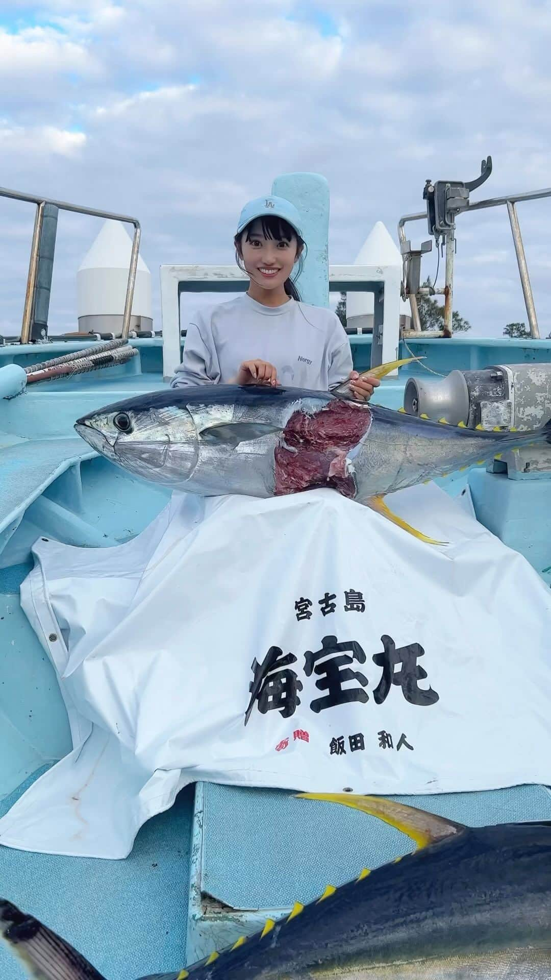 片原恵麻のインスタグラム：「サメにくわれたキハダ🦈  ⋱⋰ ⋱⋰ ⋱⋰ ⋱⋰ ⋱⋰ ⋱⋰ ⋱⋰ ⋱⋰ ⋱⋰ ⋱⋰ ⋱⋰ ⋱⋰  #海宝丸#マグロ#キハダ#キハダマグロ#tunafishing #釣りガール#釣り女子#釣り#海釣り#ツリジョ#fishing#钓鱼#낚시#鱼#강태공#낙씨광#ルアマガ女子部#大物釣り#ビッグゲーム#マグロ釣り#オフショア#biggamefishing#泳がせ#yellowfin#yellowfintuna#沖縄釣り#宮古島#宮古島釣り」