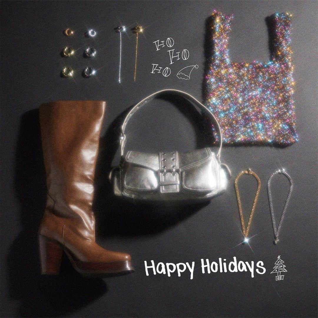 スライのインスタグラム：「ㅤㅤㅤㅤㅤㅤㅤㅤㅤㅤㅤㅤㅤ RECOMMEND GIFT ITEMS __________________________________ ☑︎R/C SWAY CHAIN EAR CUFF (030GAI56-4810) GLD,SLV ㅤㅤㅤㅤㅤㅤㅤㅤㅤㅤㅤㅤㅤ ☑︎ENCHASE STONE P/EARRING (030GAI56-4790) GLD,SLV  ☑︎HEART JEWEL N/C (030GAY56-4680) GLD,SLV  ☑︎FRONT BUCKLE HOBO BAG (030GAA55-4610) BLK,BRN,SLV  ☑︎GLITTER MINI TOTE (030GAI55-5580) BLK,SLV,Multi  ☑︎DOUBLE STOME KNEE BOOTS (030GAM55-4840) BLK,BRN  ※12/1(FRI)SLY店舗入荷予定 __________________________________ ※配送の都合により発売日が異なる場合がございます。 ※店舗により在庫状況が異なります。 #SLY #SLY_fav」