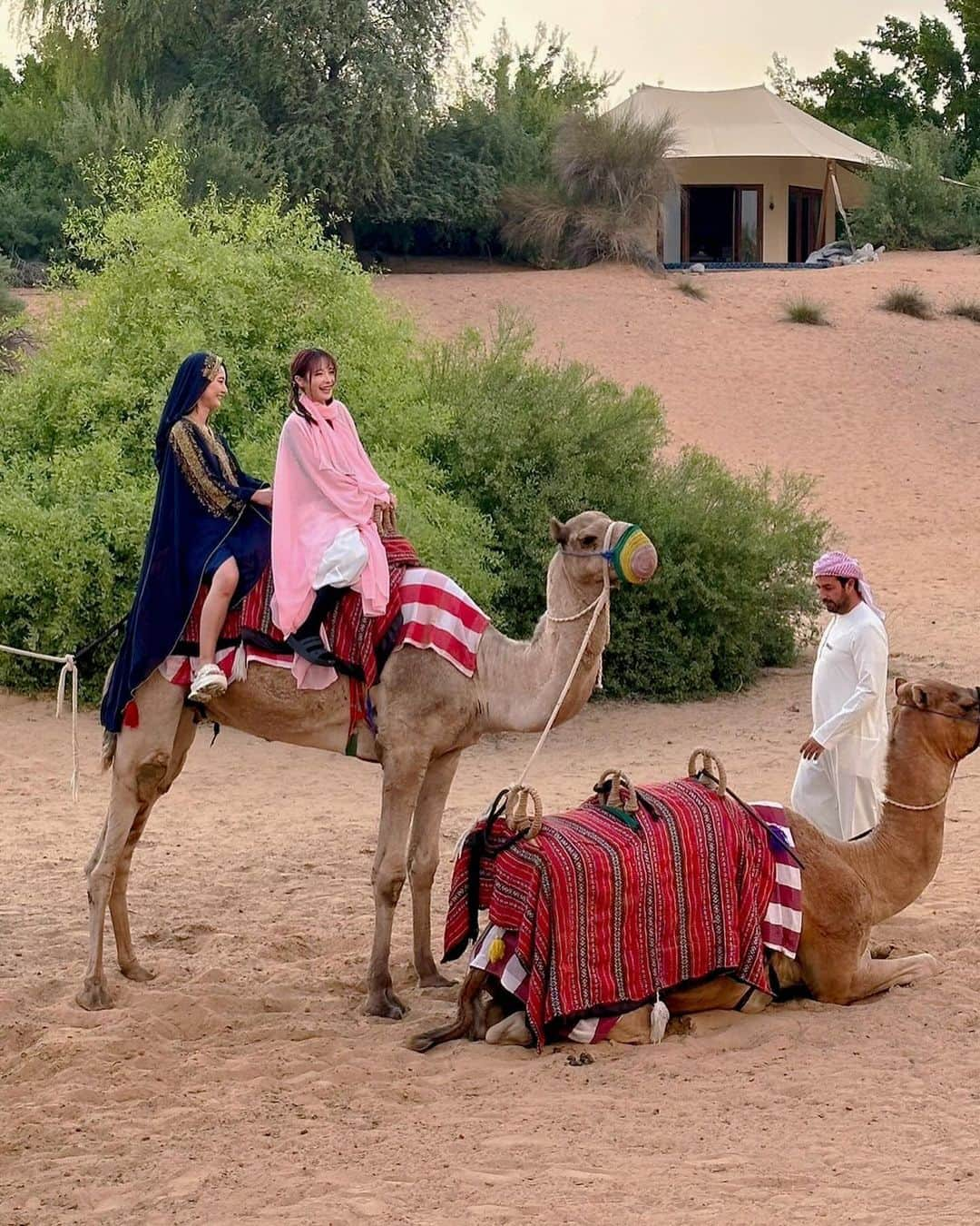 桃乃木かなさんのインスタグラム写真 - (桃乃木かなInstagram)「女子旅👭🇦🇪  アバヤ着てアブダビ観光して、ホテルのプールに行って ラクダに乗って、気球に乗って、ドバイモールに行って、、、  きっと人生で1番贅沢な旅行に行ってきました！ 今後も更新する事はないんじゃないかなぁ😂  皆業種は違うけど優しくて尊敬できて大好きな人達です！ 最高の思い出になったよ〜˗ˋˏ ♡ ˎˊ˗  #ドバイ旅行」11月28日 17時53分 - kana_momonogi