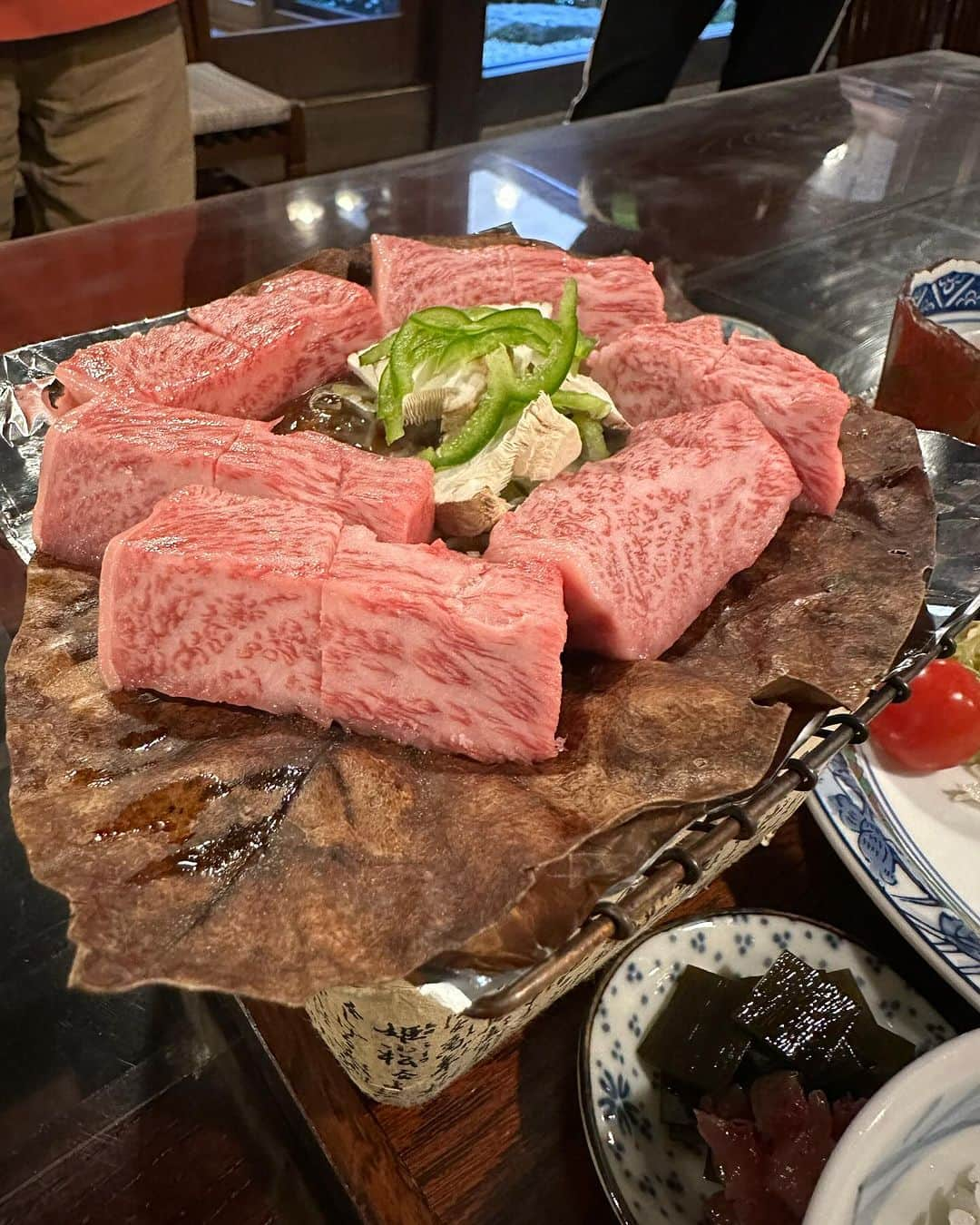 池田航さんのインスタグラム写真 - (池田航Instagram)「Welcome〜🍖💕 岐阜といったら飛騨牛！ そして、朴葉味噌🥰 ほおの木の葉っぱは丈夫で焼いても全然穴があかないし、火が上がらないのが特徴！  それを利用して作った料理、お味噌が名物料理🥰  みんなは朴葉味噌使ったことある？？  今日も素敵な食材と暖かい現地の方達との出会いに感謝💓   次回もお楽しみに☀️  朝お仕事で見られない方に、旅するエプロンTikTokが開設されました！ 【旅するエプロン】でTikTok検索すれば見られます✨️ ぜひフォローよろしくお願いいたします😍  #ZIP #旅するエプロン #スピッツ #Spitz #ZIPファミリー  #水卜麻美 さん  #池田航  @kohcooking    #伊藤楽  @gaku_jh122」11月28日 17時53分 - kohcooking