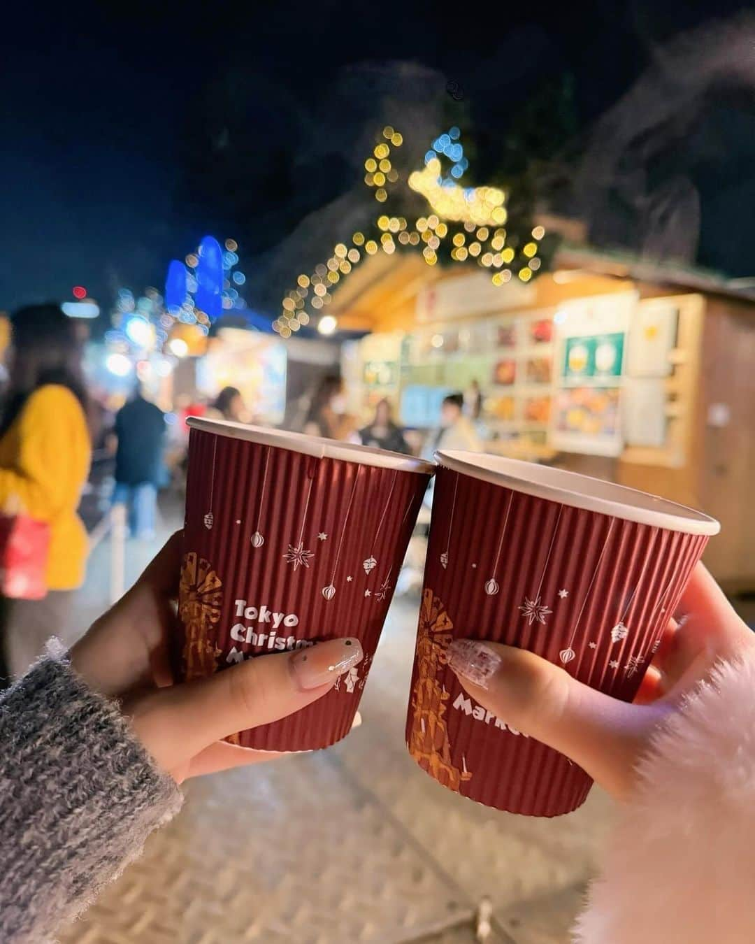 八鍬里美さんのインスタグラム写真 - (八鍬里美Instagram)「東京クリスマスマーケット行ってきたよ🧑‍🎄🎄 かわいいお店がたくさんで歩いてるだけで楽しかった〜🥹✨ 寒くてホットワイン飲んだら美味しくて大正解😋 結構長い時間歩いてたから温まりました🍷 クリスマスグッズ可愛くて色々欲しくなっちゃうなぁ🥺❤︎  #東京クリスマスマーケット#クリスマスマーケット#明治神宮外苑#ダッフルコート#冬#ミシェルマカロン#michellmacaron」11月28日 17時54分 - satomi_yakuwa