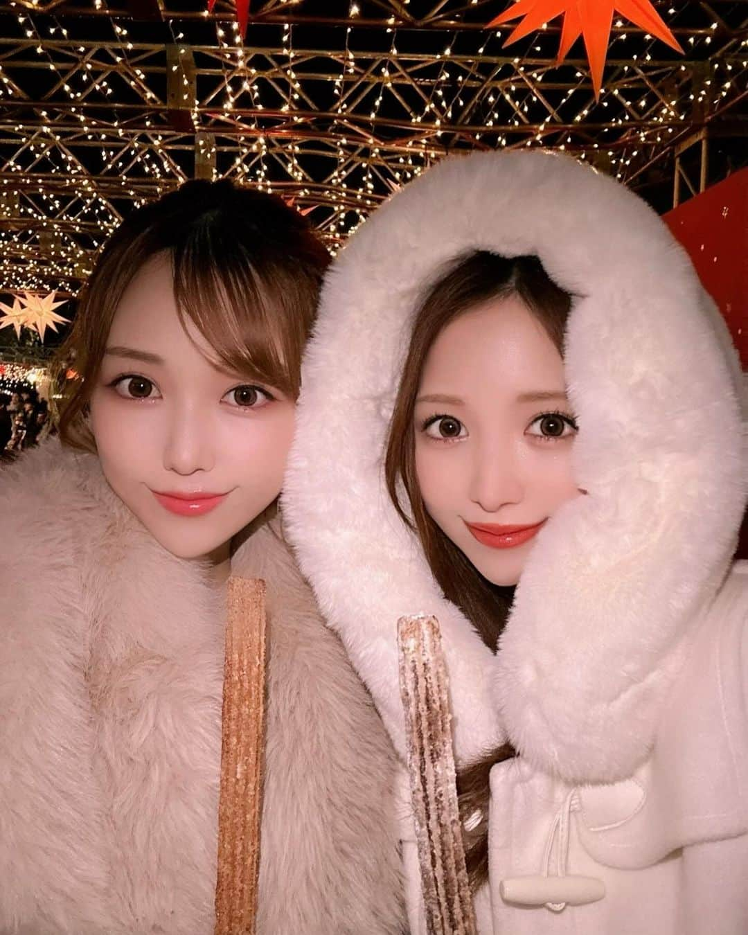 八鍬里美のインスタグラム：「東京クリスマスマーケット行ってきたよ🧑‍🎄🎄 かわいいお店がたくさんで歩いてるだけで楽しかった〜🥹✨ 寒くてホットワイン飲んだら美味しくて大正解😋 結構長い時間歩いてたから温まりました🍷 クリスマスグッズ可愛くて色々欲しくなっちゃうなぁ🥺❤︎  #東京クリスマスマーケット#クリスマスマーケット#明治神宮外苑#ダッフルコート#冬#ミシェルマカロン#michellmacaron」