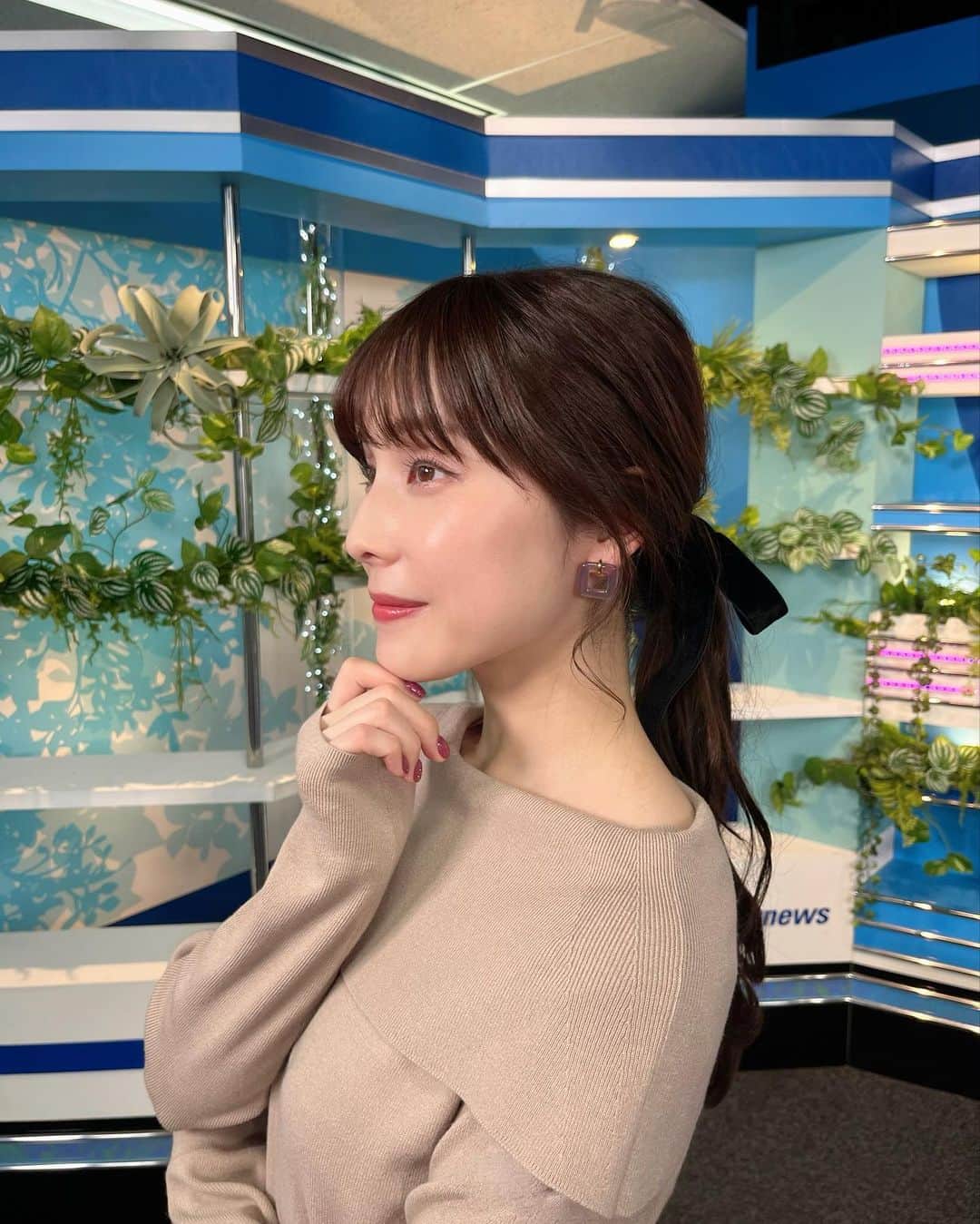 松雪彩花のインスタグラム：「🎀衣装情報🎀 1.2枚目 ニット、スカート: YECCA VECCA @yeccavecca  ピアス: Once upon a time @onceuponatime_aoyama オフショルダーのニット🧶が可愛いスタイリング…🤍　ピアスのお色もポイントです💜  3.4枚目 ブラウス、スカート:  Couture Brooch @couturebrooch_official  アクセサリー: Jemica @jemica_tokyo  秋冬の黒レースは間違いなし🖤 ピアスで季節感を出すのもいいですね✴︎」