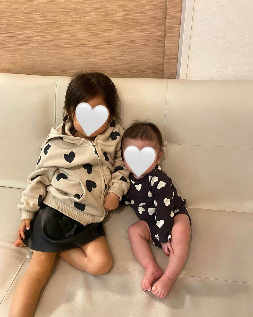 平木愛美さんのインスタグラム写真 - (平木愛美Instagram)「love my daughter & son 🤍  最近益々仲良しで 可愛いふたりの絡み。  "るるべいびー💞" "るるべいびーってかぁわいいよねぇ😉" と弟だいすきなべびまる。るるくんもべびまるのこといつもじーっと見つめて、そしてけっらけら笑ってる🥹  笑わせるコツ？も掴んでるべびまるは色んな戯れ方で笑わせてくれたり🩵  べびまるがるるbabyへ触れるのは、やさしーいソフトタッチだったり🌼 今朝も頬を両手で包んで見つめ合ってたり。🪽  いやでも勢いよくぎゅーっと抱きつくときもあるけど🤪💕💕  マミーはそんな２人の姿が愛おしいです。  "るるべいびー、これどうぞ〜！" そうするとるるくんもそれに応えておててを伸ばすようになったり…🦕  お子たちの成長がとおっ！といっ！✨  最後の写真は、まぁ、リアルな日常ってこんなんよね🧚笑👽！？ ３人でお風呂も基本日常っ🛁💘  きみたちの写真が溢れすぎてるよ母のデータは👧🏼👶🏼🧡」11月28日 18時05分 - manamihiraki